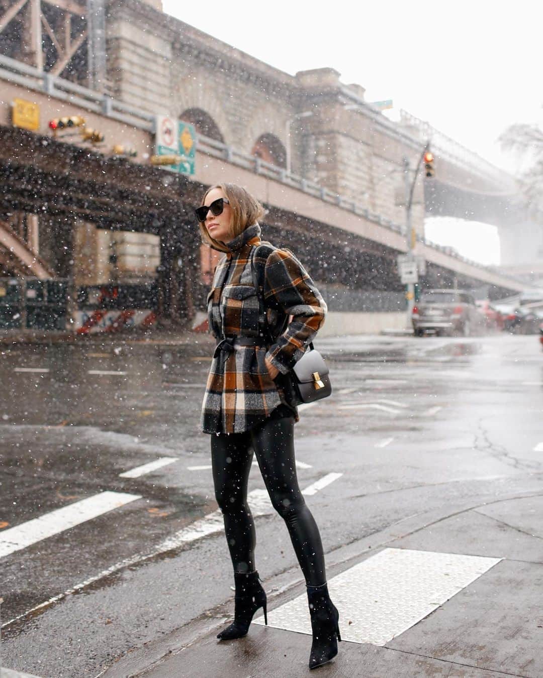 Helena Glazer Hodneのインスタグラム：「Plaid Puff ✨  Yesterday, I took a vote on stories on whether I should keep this shacket. While more than 60% of you voted to return, I couldn’t help & not listen🥱. It’s from @nordstrom & the puff sleeves just got me. #nordstrom sponsored http://liketk.it/33x5x @liketoknow.it #liketkit」