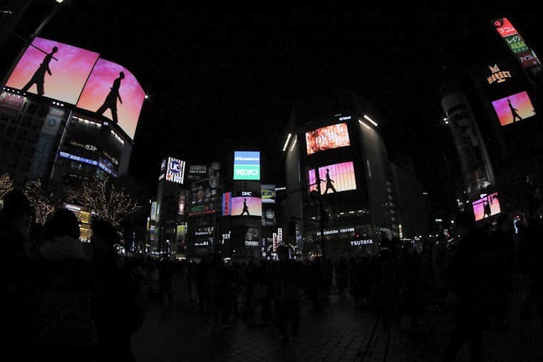 キム・ジョーンズのインスタグラム：「@dior @kennyscharf at shibuya crossing Tokyo ❤️💙❤️」
