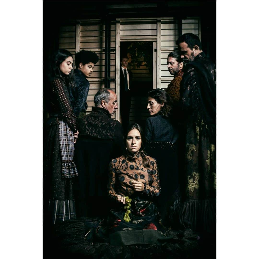 Ana Sofia Martinsのインスタグラム：「CATARINA E A BELEZA DE MATAR FASCISTAS de Tiago Rodrigues @tndmii #aculturaésegura #aiasandorinhas ⭐⭐⭐⭐⭐ 🎭」