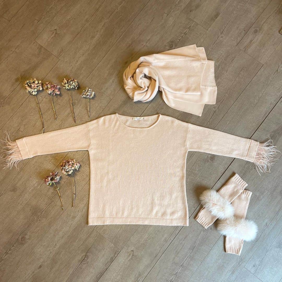 のインスタグラム：「All I need is..... something powder!  #outfitoftheday #ootd #ootdfashion #style #womenstyle #cashmere #cashmerelove #cashmeresweater #shopping #shoppingtime #womenshopping #womenfashion #classywomen #classystyle #italianfashion #italianstyle #classyoutfit #qualitylife #qualityfashion #madeinitaly🇮🇹  📞📲334 8330612  ☎️ 0543 758260」