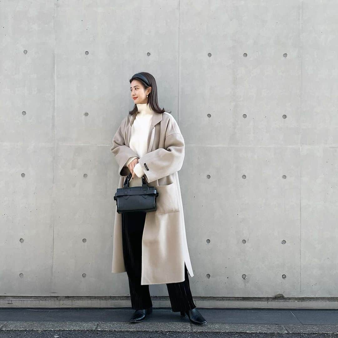 中瀬古ゆきなさんのインスタグラム写真 - (中瀬古ゆきなInstagram)「撮影の日の私服♥️❄️ ・ モノトーンにコートだけ淡いベージュでした☺️ 今年 @na.e_official でオーダーしたもので 既に何回も着ているコートです🧥💕 お仕立てが綺麗なので羽織るだけで なんだか今年らしく見える気がします☺️ 毎年大人気みたいです🎵 @akte_official のベロアパンツも大活躍中！ これは2色買いすべきアイテムでした。笑 ちなみにレザーのカチューシャは @coel_y ですっピース✌️ ・ #fashion #code #coordinate #ootd #outfit #photo #monotone #nae #akte #myfav #winter」12月9日 22時08分 - yuch1129