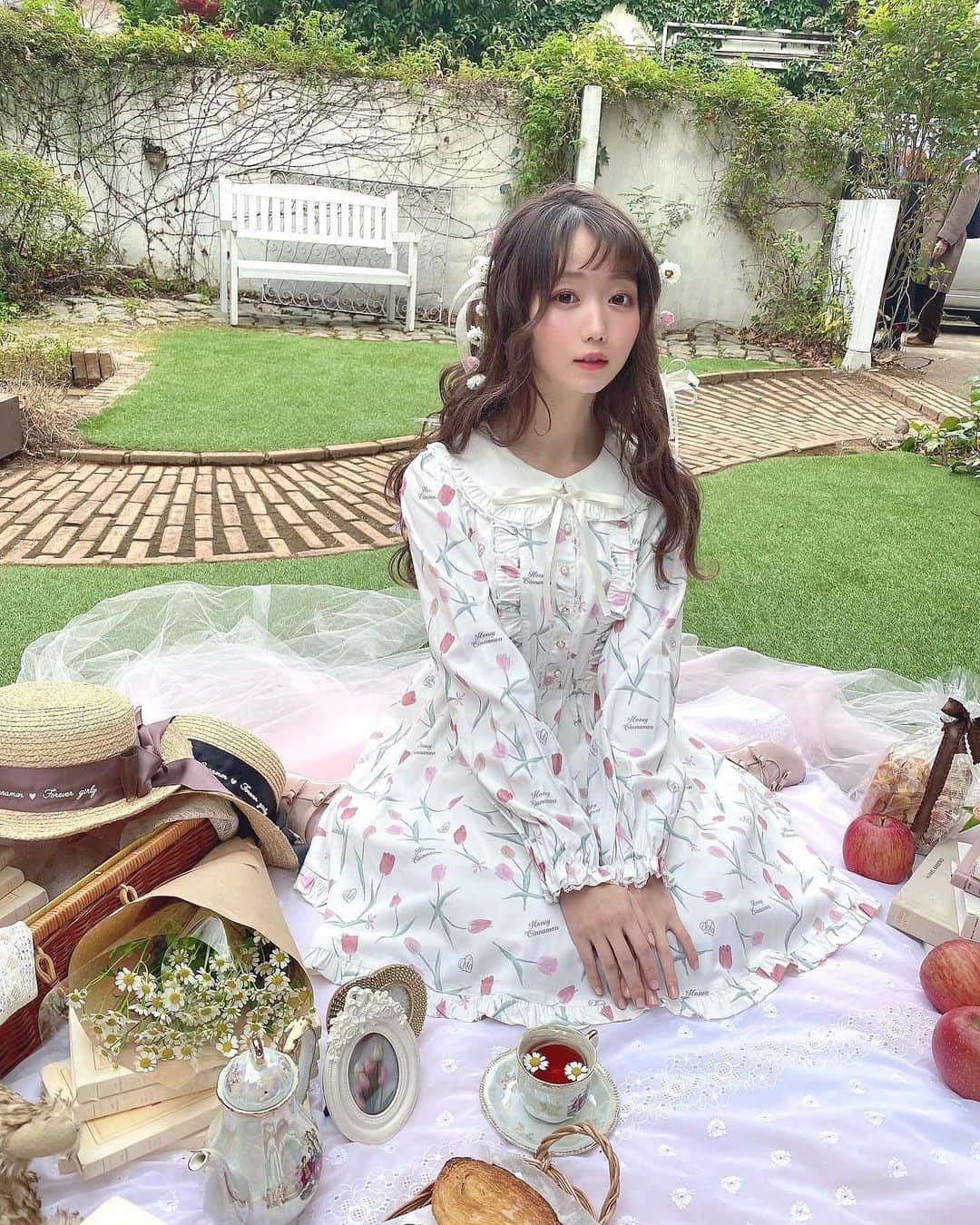 大谷映美里さんのインスタグラム写真 - (大谷映美里Instagram)「♡お知らせ♡ ㅤㅤㅤㅤㅤㅤㅤㅤㅤㅤㅤㅤㅤ ハニーシナモンさんの2021年春コレクション🌸 モデルを務めさせていただきます🍨 ㅤㅤㅤㅤㅤㅤㅤㅤㅤㅤㅤㅤㅤ 甘くてぽかぽか暖かな雰囲気で春を感じたよ🥞 ハニシナさんの撮影現場、ファミリー感が大好きで♡ いつもながらとっても楽しかった〜☁️☁️☁️ ㅤㅤㅤㅤㅤㅤㅤㅤㅤㅤㅤㅤㅤ 今回もまたありがとうございます🎀 “いつも” とか “また” って、当たり前にある言葉じゃなくて ずっとずっと、いつまでたっても嬉しいのです。 ㅤㅤㅤㅤㅤㅤㅤㅤㅤㅤㅤㅤㅤ まだまだラブリーなお洋服も似合うでしょ？🐰💕 みんなで春を楽しみに迎えようね〜🍬✨ ㅤㅤㅤㅤㅤㅤㅤㅤㅤㅤㅤㅤㅤ いつも嬉しい言葉や貴方なりの応援を、ありがとう💐 #ハニーシナモン #honeycinnamon」12月9日 22時09分 - otani_emiri