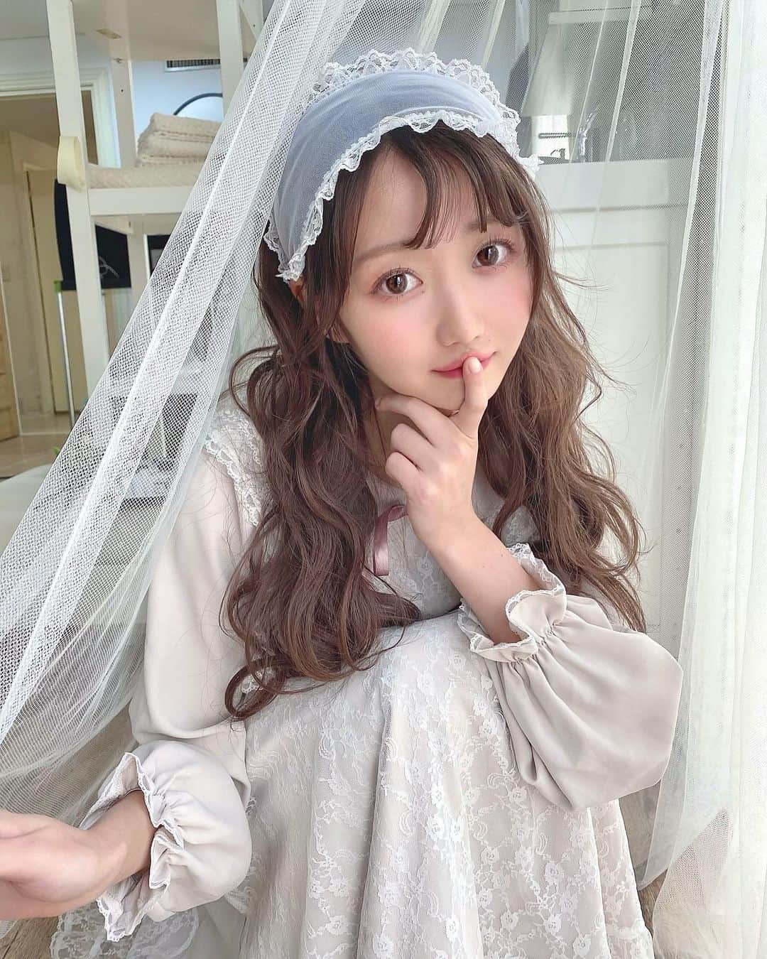 大谷映美里さんのインスタグラム写真 - (大谷映美里Instagram)「♡お知らせ♡ ㅤㅤㅤㅤㅤㅤㅤㅤㅤㅤㅤㅤㅤ ハニーシナモンさんの2021年春コレクション🌸 モデルを務めさせていただきます🍨 ㅤㅤㅤㅤㅤㅤㅤㅤㅤㅤㅤㅤㅤ 甘くてぽかぽか暖かな雰囲気で春を感じたよ🥞 ハニシナさんの撮影現場、ファミリー感が大好きで♡ いつもながらとっても楽しかった〜☁️☁️☁️ ㅤㅤㅤㅤㅤㅤㅤㅤㅤㅤㅤㅤㅤ 今回もまたありがとうございます🎀 “いつも” とか “また” って、当たり前にある言葉じゃなくて ずっとずっと、いつまでたっても嬉しいのです。 ㅤㅤㅤㅤㅤㅤㅤㅤㅤㅤㅤㅤㅤ まだまだラブリーなお洋服も似合うでしょ？🐰💕 みんなで春を楽しみに迎えようね〜🍬✨ ㅤㅤㅤㅤㅤㅤㅤㅤㅤㅤㅤㅤㅤ いつも嬉しい言葉や貴方なりの応援を、ありがとう💐 #ハニーシナモン #honeycinnamon」12月9日 22時09分 - otani_emiri