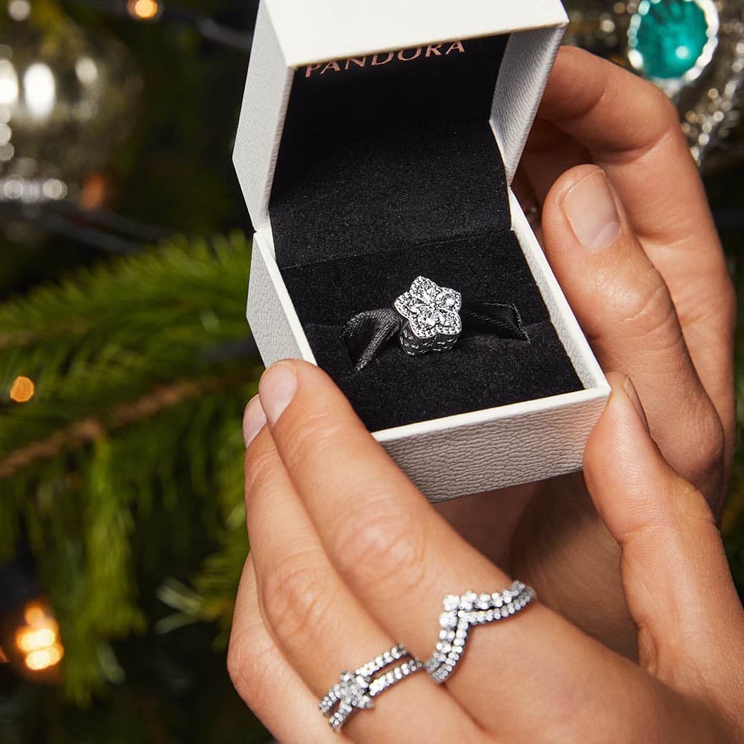 PANDORAさんのインスタグラム写真 - (PANDORAInstagram)「Can't decide what jewellery to gift your loved ones? Win at holiday shopping this year by taking a look at our selection of sparkling styles. 🛍 #PandoraGift #GiftIdeas #PandoraRing」12月9日 22時10分 - theofficialpandora