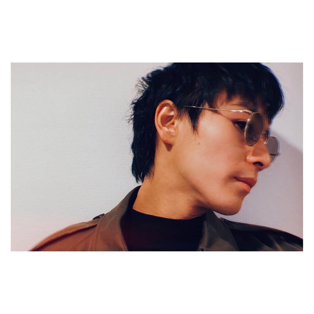 猪野広樹のインスタグラム：「New eyewear   舞台「GHOST WRITER 」 各プレイガイド先行の受付本日までです…！！  どうぞ夢の続きを観に来て欲しい」