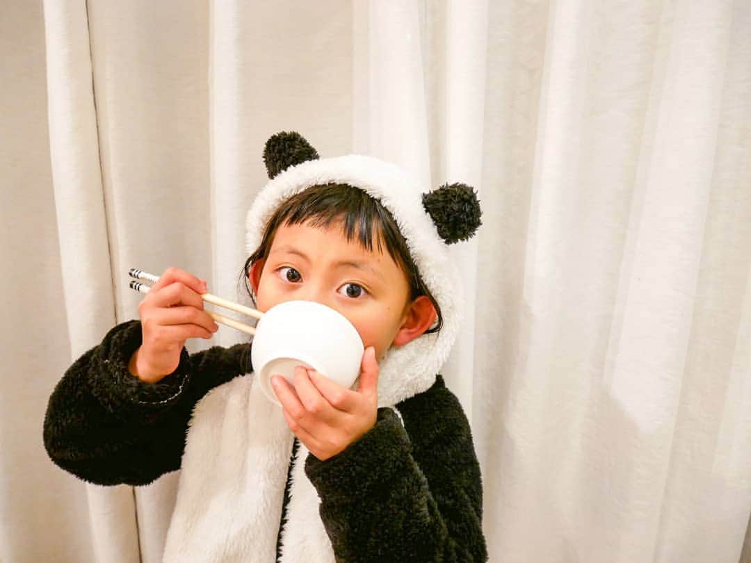 のインスタグラム：「@amazing_meijin_channel 🎥 . . ごはんがっつきパンダでこんばんは🐼 最近のなぁちゃんのパジャマです。 . そんなパンダは関係ないですが← Amazing MEIJIN Channel更新しました😊 今回は前にやった企画の再チャレンジ！ お箸上手につかえるかな？！ . . ▷▶︎▷▶︎ユーザー名「Naaaaa-chan」 . #meijin #名人 #すごい動画 #アメイジングメイジン」