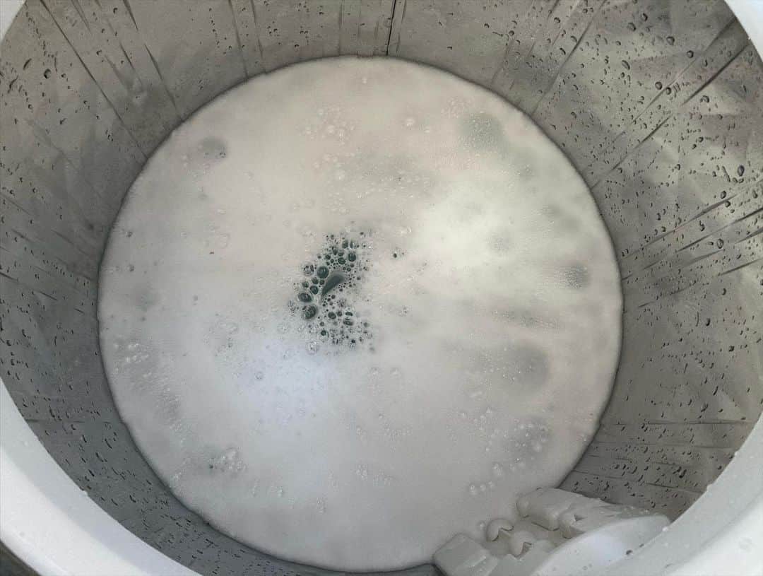 aco.さんのインスタグラム写真 - (aco.Instagram)「2020.12.9  ✔︎洗濯槽掃除をしました  昨日は午前中、 娘と近くの保育所の読み聞かせに行った帰り うまく寝てくれたので #洗濯槽掃除 を  給湯温度を高めに設定してお湯を運び #過炭酸ナトリウム でつけ置き  我が家はよく考えたら 穴無し洗濯槽だしなーと思って 底だけつけ置きしました  それが正解なのかは分からず笑 ただ、ネットで見たら穴無し洗濯槽って 中がカビないわけではなく 中のカビが洗濯槽内に出てこない？だけとか？？😂  洗剤投入口や洗濯槽上部の縁が 結構汚れていたので（カビ？だよね😭） そちらは#すみっこの汚れ落とし や 竹串で掃除しました  洗剤投入口のゴムパッキンが外れるとも知らず （パッキンがある事にも気付いてなかった） よく見たらひどいカビでした😱  毎日、洗濯後に投入口やゴミ取りネットは 干して乾かしてるのになぁ  毎回パッキンも外せばカビないだろうけど そこまでなかなかねぇ  何にしてもだけど もっともっと お手入れが楽な物が開発されないかなぁー  文明が発達して家事は楽になったけど その道具の掃除がまた大変とか😗  お手入れ不要（もしくはめちゃ簡単）なのが出たら すっごく売れると思うんだけど✨ 絶対買う！！ . . . 話が逸れましたが 娘が起きたので洗濯機内部の掃除だけで終了、 洗濯機外側や下はまた今度🧹  ちなみにゴムパッキンのカビは #ゴムパッキン用カビキラー がめちゃくちゃ効きます  ↑ @aco.chaaaaan の楽天roomに載せてます♪ . . . . . #aco暮らしを整える .」12月9日 22時13分 - aco.chaaaaan