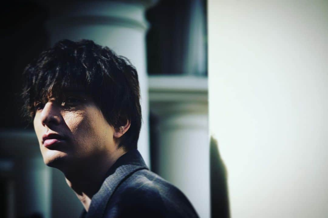 城田優さんのインスタグラム写真 - (城田優Instagram)「ジャケ写のオフショット。  #どれが好き ? #ちょっと加工頑張った #そして何よりどの曲が好きでしたか ? #Mariage」12月9日 22時14分 - yu_shirota