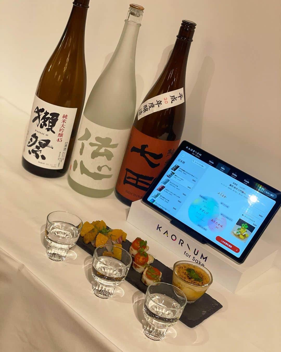 伊東亜梨沙さんのインスタグラム写真 - (伊東亜梨沙Instagram)「大好きな日本酒🍶 . 日本酒ソムリエAIシステム「KAORIUM for Sake」のイベントへ参加してきました🤍 . 普段から日本酒はよく飲むのですがお店でしっかりと細かい説明を受けることはあまり無いので、言葉と共にお酒を味わうのはとっても新鮮😳✨ いつもの味わい方と変わるというか色んな角度から日本酒の楽しみ方が変わりました♡ 何も見ずに飲むのと風味を事前に言葉として見てから飲むのとでは、味がまた変わる気がする...🧐 . 相性の良い食事の提案や解説など私にとっては幸せすぎるシステム❤️ . 12月11日(金)から横浜髙島屋に導入店舗がオープンするらしいので気になる方は是非💗 . . #KAORIUM #酒 #PR #香り #日本酒ソムリエAI　#セントマティック #高島屋」12月9日 22時14分 - arisa__917m