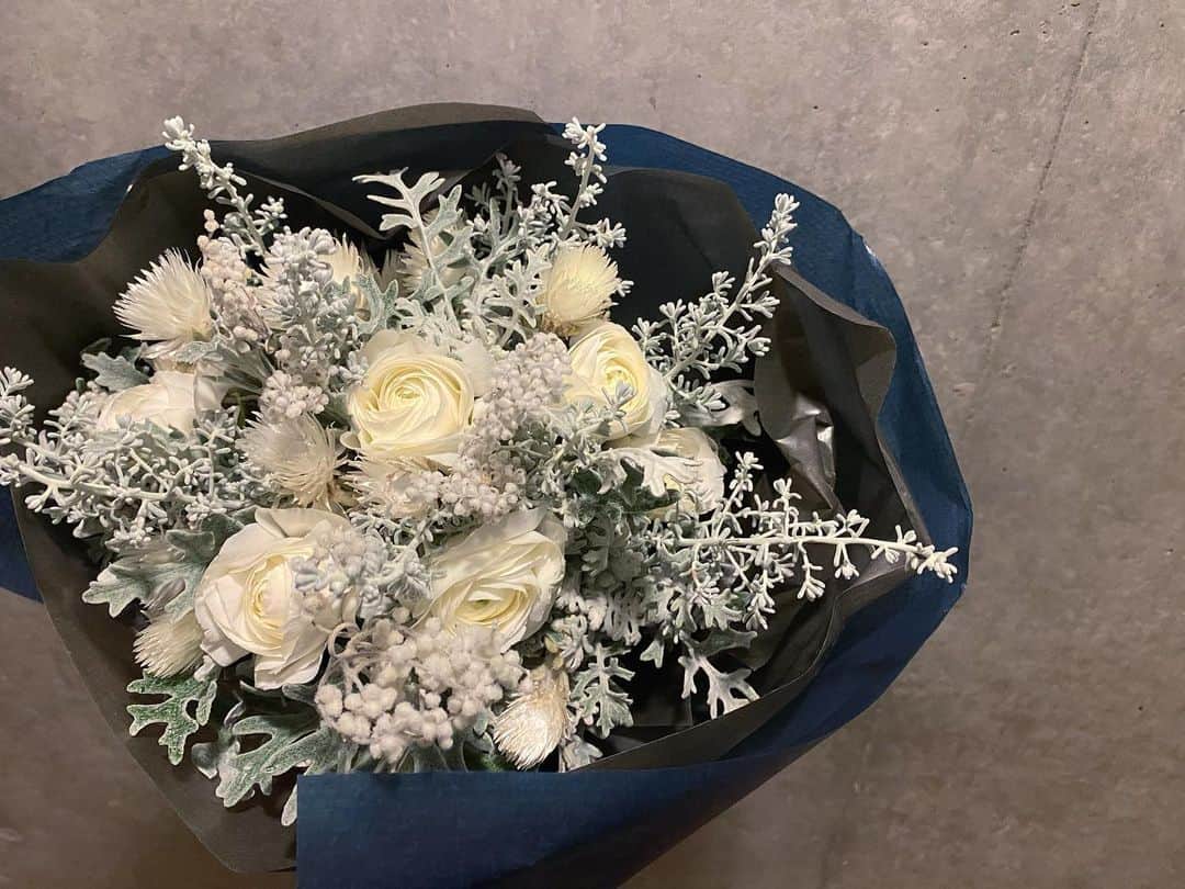 小澤名代さんのインスタグラム写真 - (小澤名代Instagram)「サロンとお家用のお花を @migiwa_flower にお願いしてブーケを作ってもらいました💐 美際さんが作ってくれるブーケはいつも本当に彩りが素敵で、見ているだけでうっとりしてしまいます♡  真っ白のsnow bouquet（勝手に名付けた笑）は雪を連想しちゃうくらい冬らしくて、この時期毎回オーダーしてます。 これは @blair_salon の玄関に飾ったので、今年残りわずかお客様をお出迎えしてもらいます❄️  私の大好きなパープルのお花を集めたブーケはお家のダイニングテーブル用に持って帰りました（２枚目のブーケ💐） 来年はブーケレッスンいきたいなぁ。 お花屋さんも麻布十番にあるので、是非皆さまお家用に立ち寄ってみてくださいね。  一際輝く美際さんのブーケで自分の空間に素敵な彩りを💕  #migiwaflower  #bouquet #migiwa  #flowerartist  #お花のある生活  #お花の美しさ #ブーケ」12月9日 22時14分 - ozawanayo