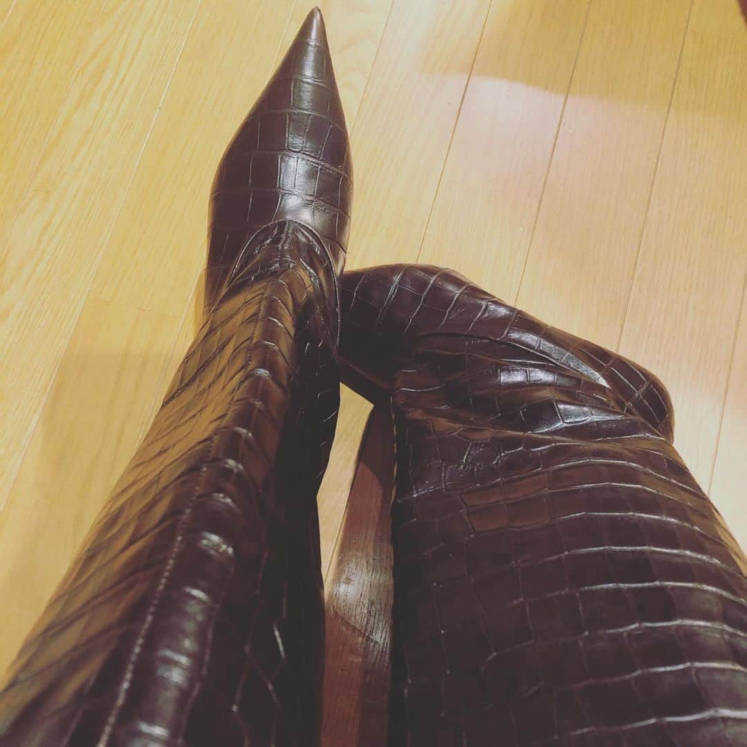 阿部洋子さんのインスタグラム写真 - (阿部洋子Instagram)「👟👞👢👡👠 #今日の靴  今シーズンは、 久々にロングブーツ流行ってるから、 新調してみた😊  筒っぽい太めが今年っぽいらしいね。  #brenta の。 クロコの型押し。 焦げ茶。 ロングって言っても、 膝丈くらい。  ロングワンピとかにも合わせてはいとる👯‍♀️  #shoes #shoestagram #shoeslover #shoesoftheday #shoesaddict #sotd #ootd #longboots #boots」12月9日 22時15分 - hirocoring