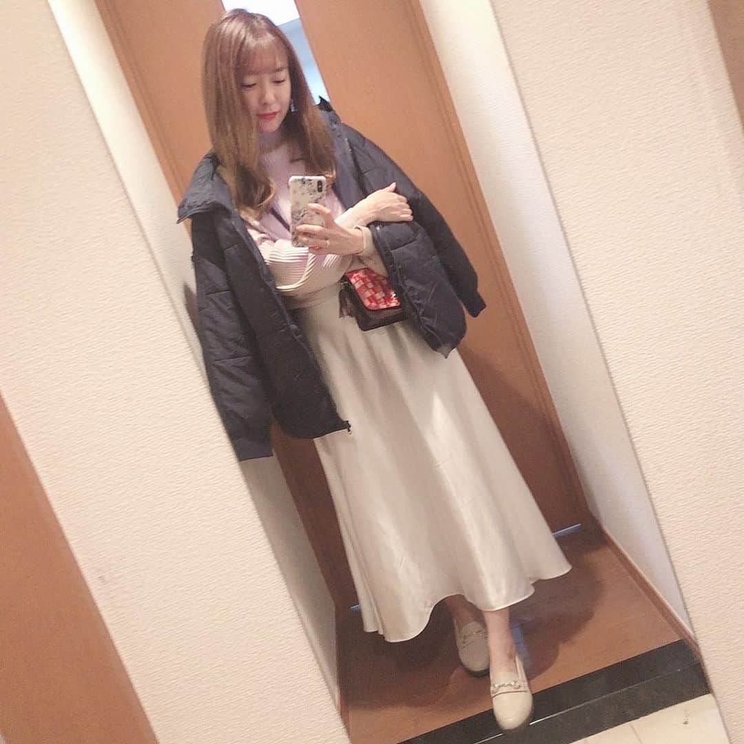 菊池かなこのインスタグラム：「. ネイビーのダウンは初✨ @takahashiwear の中綿ダウンジャケット 大きめでほんとに暖かい🔥 カジュアルすぎるとあまり似合わないので 綺麗めなサテンスカート＋リブニットと合わせてみました🧶 足元はヒールのローファーで👞 . . . ୨୧┈┈┈┈┈┈┈┈┈┈┈┈┈┈┈┈┈୨୧ @takahashiwear  #服のタカハシ#オフプライスストア #プチプラファッション #ダウンジャケットプチプラファッション #プチプラコーデ#ネイビーダウン #プチプラ高見えコーデ#ファッション #アウター#ユニセックスコーデ#pr」