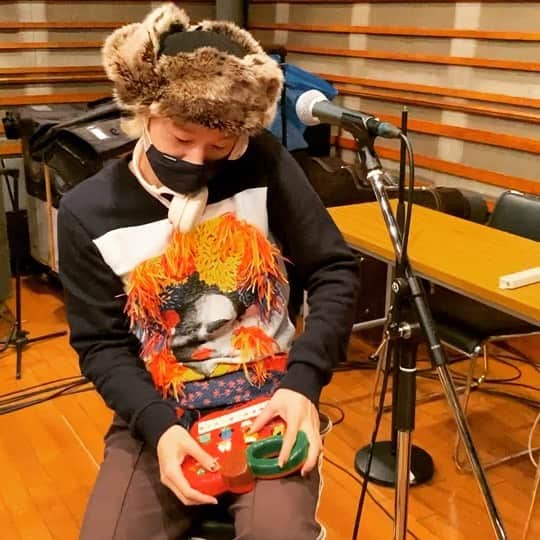 山田義孝のインスタグラム：「💥💥💥 誕生日好きな曲をやっていいと言われ 選曲しました。 新曲もやるよ。 偏ってるよ。 #12月13日 #配信ライブ #Home #下北沢LIVEBAR #BIGMOUTH #観てね」