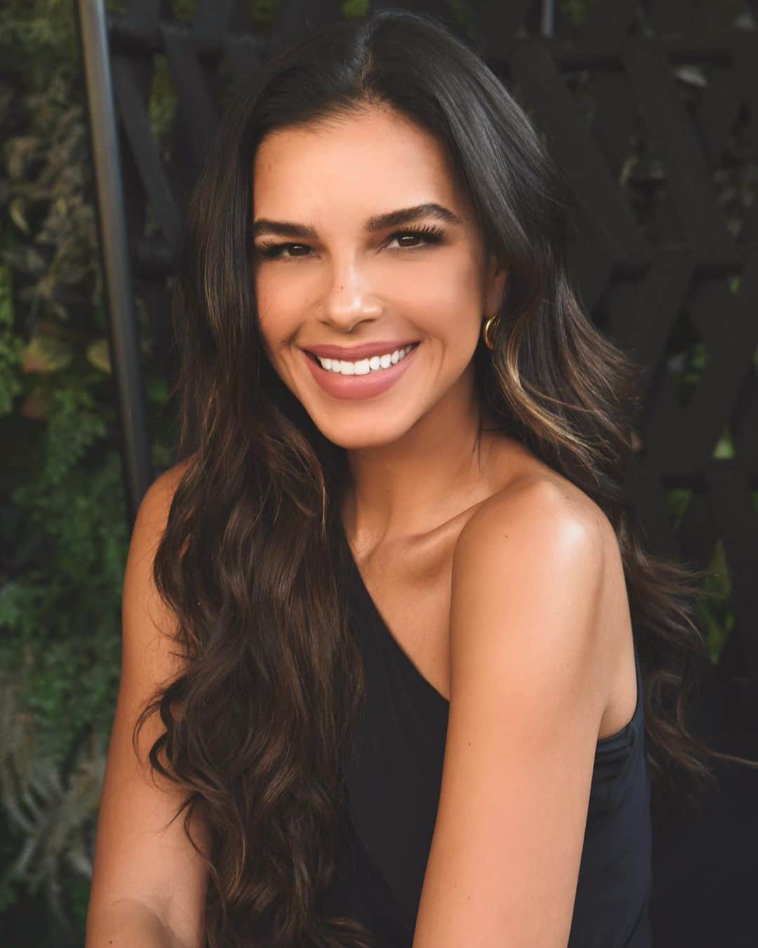 のインスタグラム：「Como vc ama sua sobrancelha? Confesso que sou bem exigente com a minha e fiquei encantada quando conheci o trabalho da @loveenaclinic. O cuidado que eles tem no tratamento da sobrancelha, preenchendo somente onde realmente precisa, e estimulando os crescimento de novos fios. Eu gosto da minha mais cheinha e olha como o resultado fica natural. Quem cuida de mim na Loveena é a maravilhosa @ericamiguelia, mas eles trabalham com várias profissionais na clinica.  To contando porque amei de verdade! ❤️」