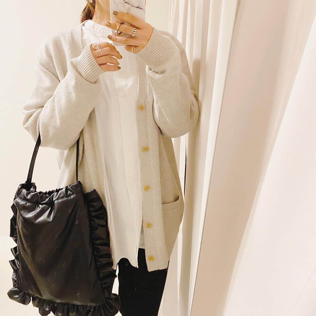 aiaiのインスタグラム：「❋❋  2年目になるUNIQLOの ラムVネックカーディガン メンズのXLサイズ着てます  @uniqlo_jp  @uniqlo_with  @uniqlo_ginza  @uniqlo   ❋  #ラムvネックカーディガン  #プレミアムラムvネックカーディガン  #ラム  #カーディガン  #カーディガンコーデ  #ユニクロニット部   ❋❋  コーデの詳細はブログに書いています。  #fashion#outfit#style#coordinate#instagood#ootd#pic#instapic#コーデ#コーディネート#スタイリング#プチプラコーデ#本日のコーデ#大人カジュアル#プチプラ  #カジュアル #アラフォー #アラフォーコーデ #アラフォーファッション #uniqlo #ユニクロ #ユニジョ」