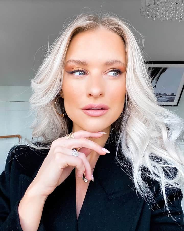 ビクトリアのインスタグラム：「ad. One palette can make all the magic and that’s why I’ve used the @baremineralsuk Warmth Eye and Cheek Palette most days since I discovered it. The bronzer has gone straight in as a favourite. The Holiday Collection packaging this year is also planet-friendly and recyclable; Give Good and Do Good. Just another way that bareMinerals are leading the change 👌🏼」