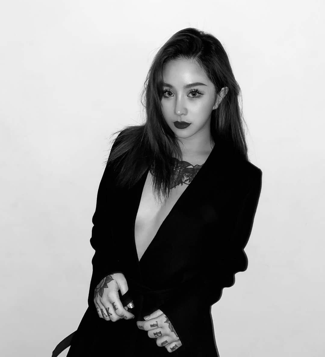 Abby Chenのインスタグラム：「年輕的時候，不管發生什麼事情就喜歡馬上表態自己想法情緒讓大家都知道。 現在的我懂得先沈澱感受，成熟的模樣需經由時間琢磨後才能醞釀出不同層次的想法情緒，而我在等待那個自己🤍」
