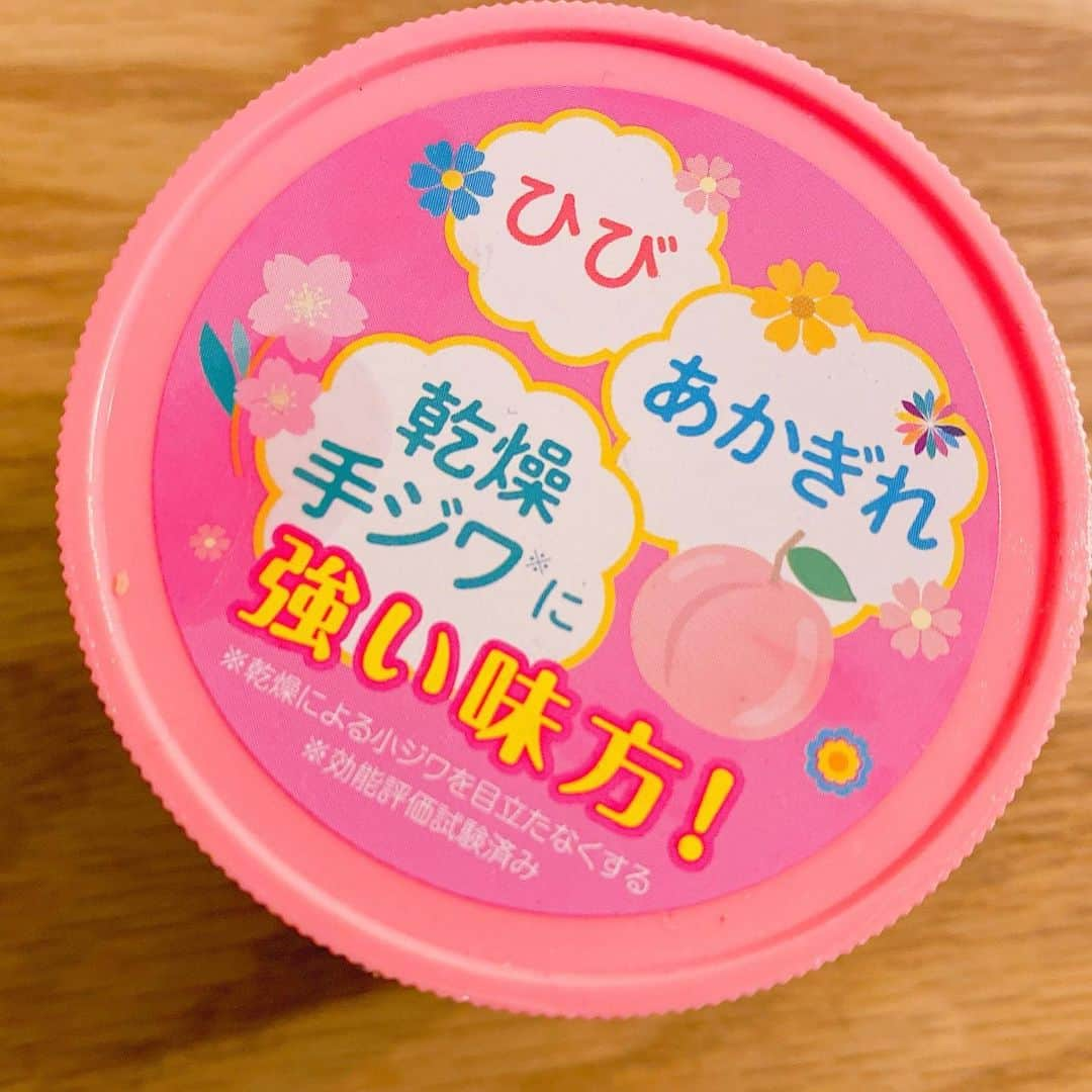 山本愛子のインスタグラム：「これ、最強じゃないですか？ 昔からドラッグストアで見る「ももの花」  冬の乾燥と消毒液をよく使うからか、いつもよりも手荒れが酷くて💦 なんとなく使い始めたんですが、みるみる改善😭❤︎  ひびわれた手指がしっとりです…！  ちなみに最近の私のかかと…🦶 紙くらいなら軽く切れそうな、凶器か？ってほどガッサガサだったんですがこちらもすぐにしっとり！ びっくり😆  さすがロングセラーなだけある…！ ただ、塗ったあとはベッタベタになるので寝る前しか使えないけど笑  この冬はこれで乗り切ろうと思います😆🍑✨  #手荒れ #ハンドクリーム #ももの花 #かかとガサガサ  #改善」