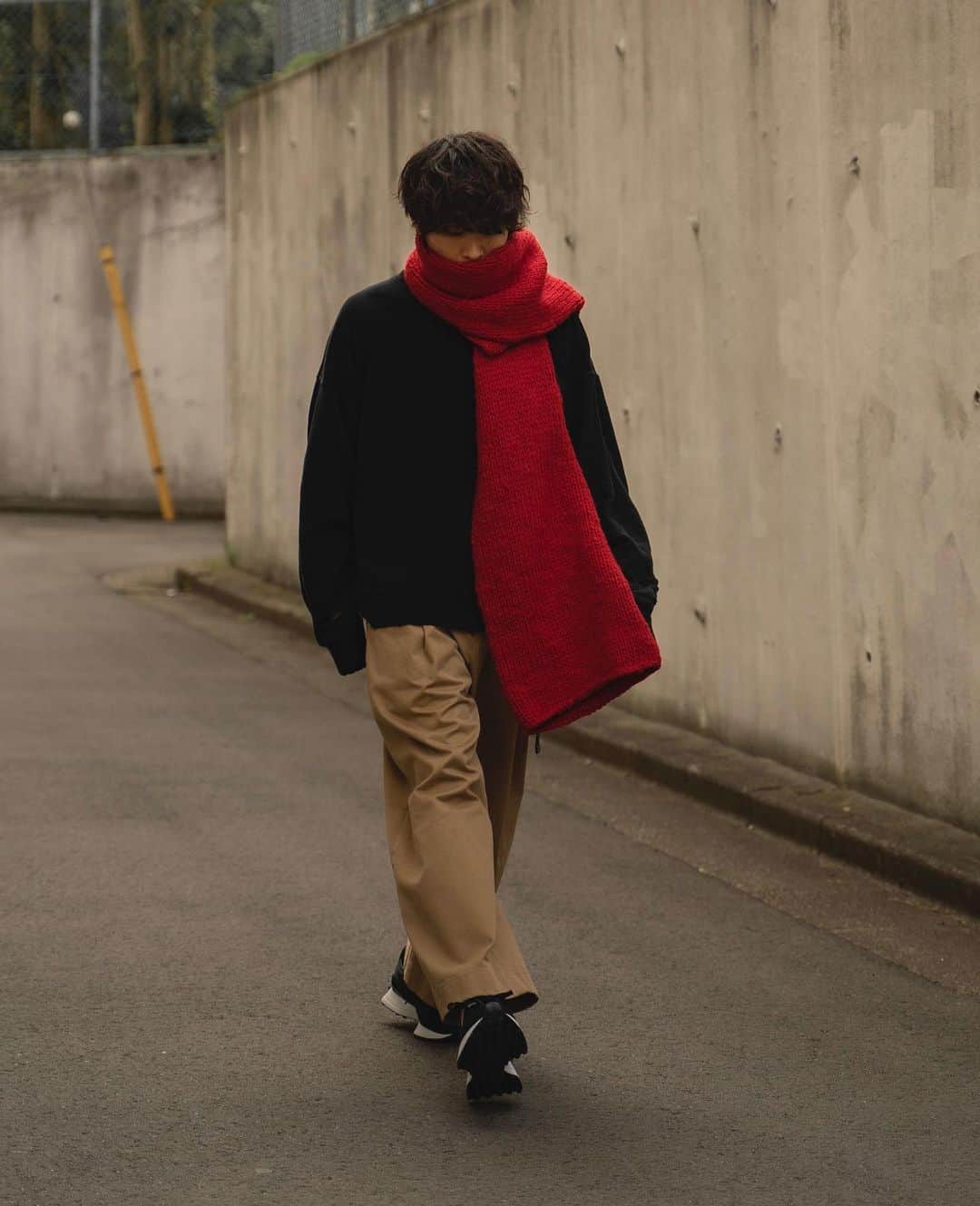 Ryoさんのインスタグラム写真 - (RyoInstagram)「ㅤㅤㅤㅤㅤㅤㅤㅤㅤㅤㅤㅤㅤ ㅤㅤㅤㅤㅤㅤㅤㅤㅤㅤㅤㅤㅤ ボリュームマフラーが暖かくて手放せなくなってきました〜🧣 スタイリングのアクセントにもオススメ😊 ㅤㅤㅤㅤㅤㅤㅤㅤㅤㅤㅤㅤㅤ muffler:#ssstein sweat:#ssstein pants:#studionicholson shoes:#newbalance327」12月9日 22時26分 - ryo__takashima