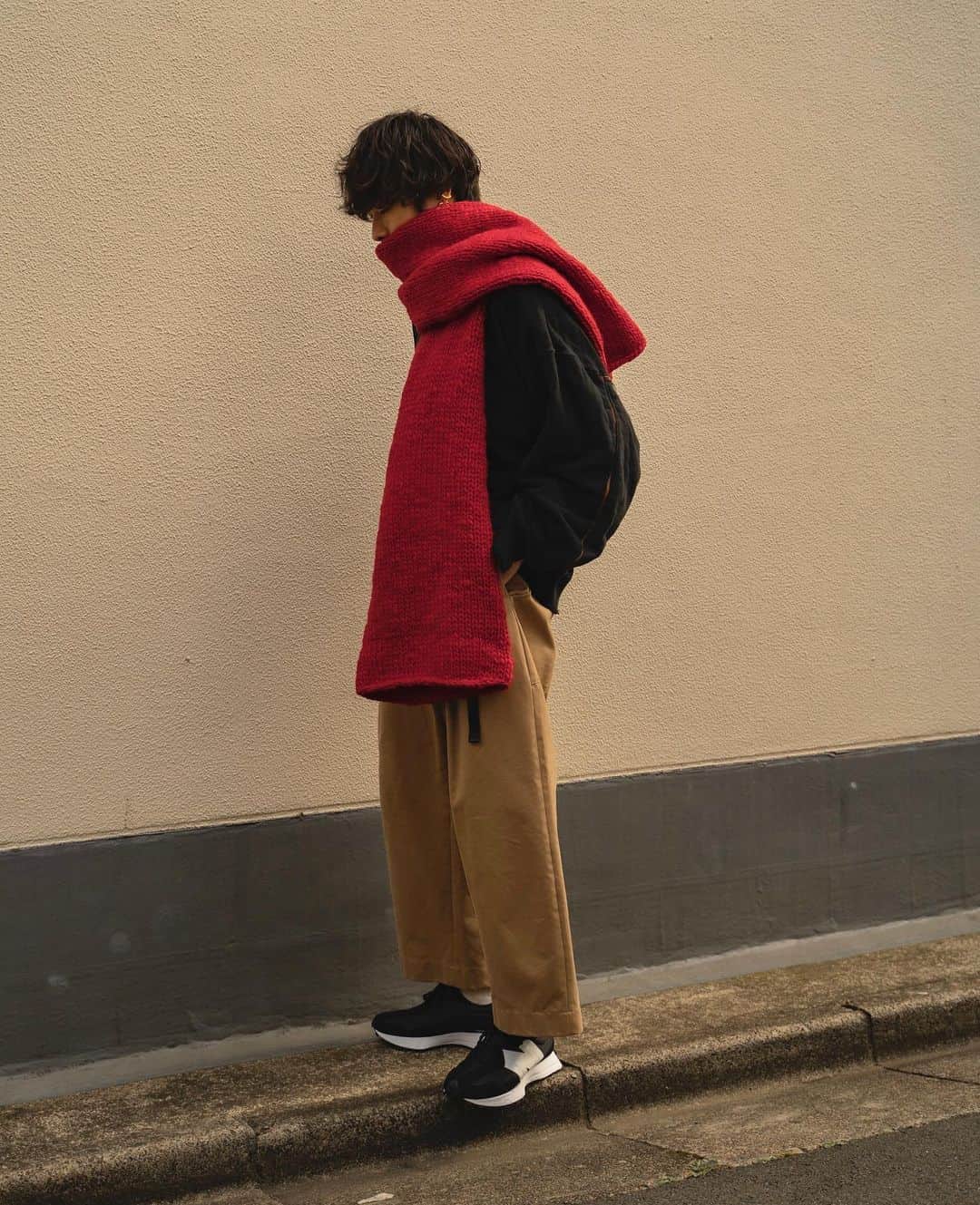 Ryoさんのインスタグラム写真 - (RyoInstagram)「ㅤㅤㅤㅤㅤㅤㅤㅤㅤㅤㅤㅤㅤ ㅤㅤㅤㅤㅤㅤㅤㅤㅤㅤㅤㅤㅤ ボリュームマフラーが暖かくて手放せなくなってきました〜🧣 スタイリングのアクセントにもオススメ😊 ㅤㅤㅤㅤㅤㅤㅤㅤㅤㅤㅤㅤㅤ muffler:#ssstein sweat:#ssstein pants:#studionicholson shoes:#newbalance327」12月9日 22時26分 - ryo__takashima
