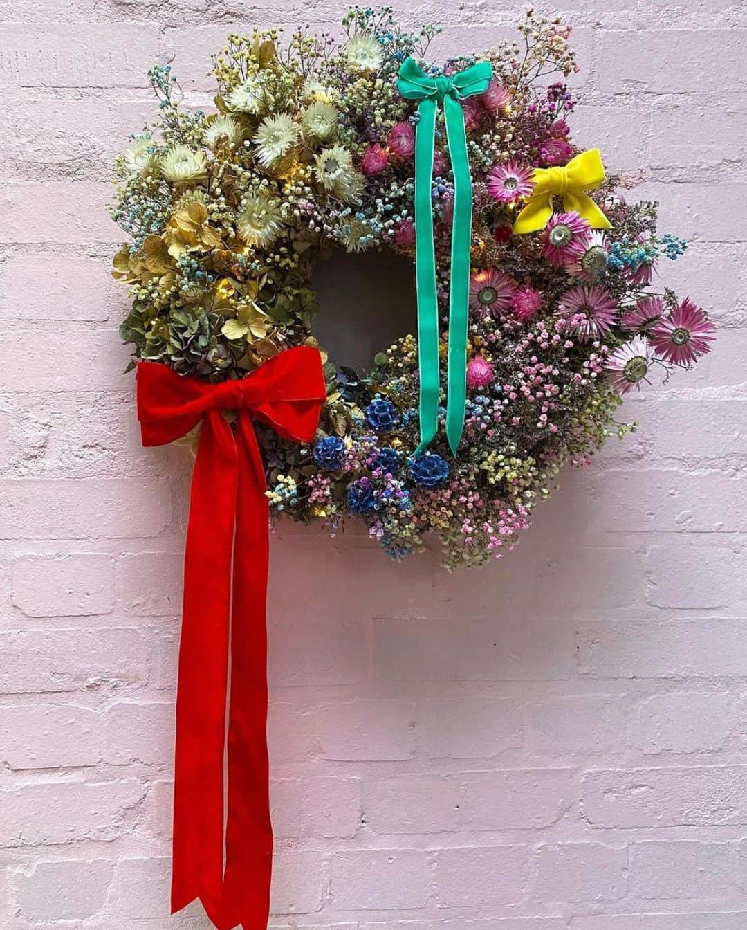 オランピアルタンさんのインスタグラム写真 - (オランピアルタンInstagram)「Kind of wish I was in London, just so I could get one of these beautiful wreaths by @palais.london 💕💐🌲🎀🎄 #obsessed #wreaths #christmassy」12月9日 22時26分 - olympialetan