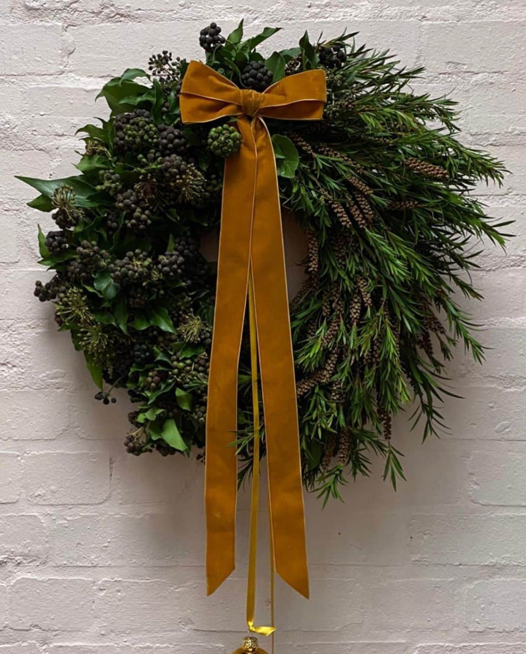 オランピアルタンさんのインスタグラム写真 - (オランピアルタンInstagram)「Kind of wish I was in London, just so I could get one of these beautiful wreaths by @palais.london 💕💐🌲🎀🎄 #obsessed #wreaths #christmassy」12月9日 22時26分 - olympialetan