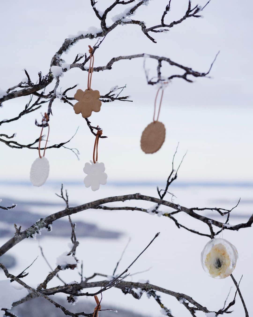 マリメッコのインスタグラム：「It's all in the details. Bring an earthy and unique twist to your holiday decor with our new charming ceramic ornaments, now available at marimekko.com and in-store. #marimekko」