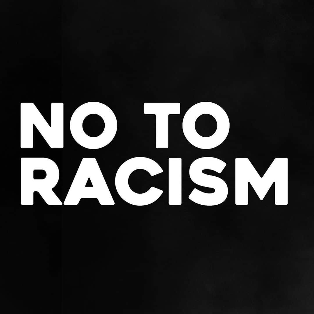 のインスタグラム：「‘Não podemos ser seres humanos completamente evoluídos se não defendermos os direitos humanos e a dignidade básica. Toda nossa sobrevivência está ligada à sobrevivência de todos. Nossas visões de tecnologia, entretenimento e criatividade tem que estar associadas a visões de humanidade, compaixão e justiça. ‘#notoracism   Bryan Stevenson💪🏾🙏🏾」