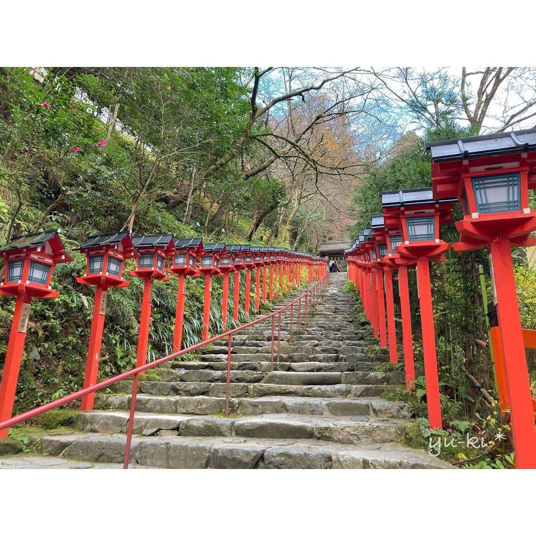 二見夕貴さんのインスタグラム写真 - (二見夕貴Instagram)「. 秋ひとり旅 2020 Kyoto🍁Day 2 . △ 貴船神社⛩奥宮 / 本宮 . . ちょっと足を伸ばして 縁結び / 縁切りの神様がいるという貴船神社まで☺︎ 水の神様を祀っているようで 川の流れを聴きながら本宮、奥宮まで 自然のパワーを浴びにいきました . * . 山の中だからまだ紅葉観れるかと思いきや 逆にほぼ散っていました😂💔 ただ、立派な樹々や苔に 本宮・奥宮それぞれの神々しい御神木を 体感できた素敵な場所でした🌿. * . 身体の中も、生活環境も、 悪い縁が切れて 良い縁が舞い込みますように🕊 . . また春の新緑を堪能しに行きたい☺️ . 1 - 4：奥宮⛩ 5 - 10：本宮⛩ . #redleaves #japanautumn #kyototrip #travelinjapan #cameragirl #tripgirl #kifuneshrine #moss #natureenergy #sunlight #olympuspen #紅葉狩り #秋旅 #カメラ女子 #京都旅 #ひとり旅女子 #貴船神社 #貴船神社奥宮 #苔 #御神木 #マイナスイオン #木漏れ日 #水占いみくじ #ファインダー越しの私の世界 #写真好きな人と繋がりたい」12月9日 22時38分 - yyyuki___