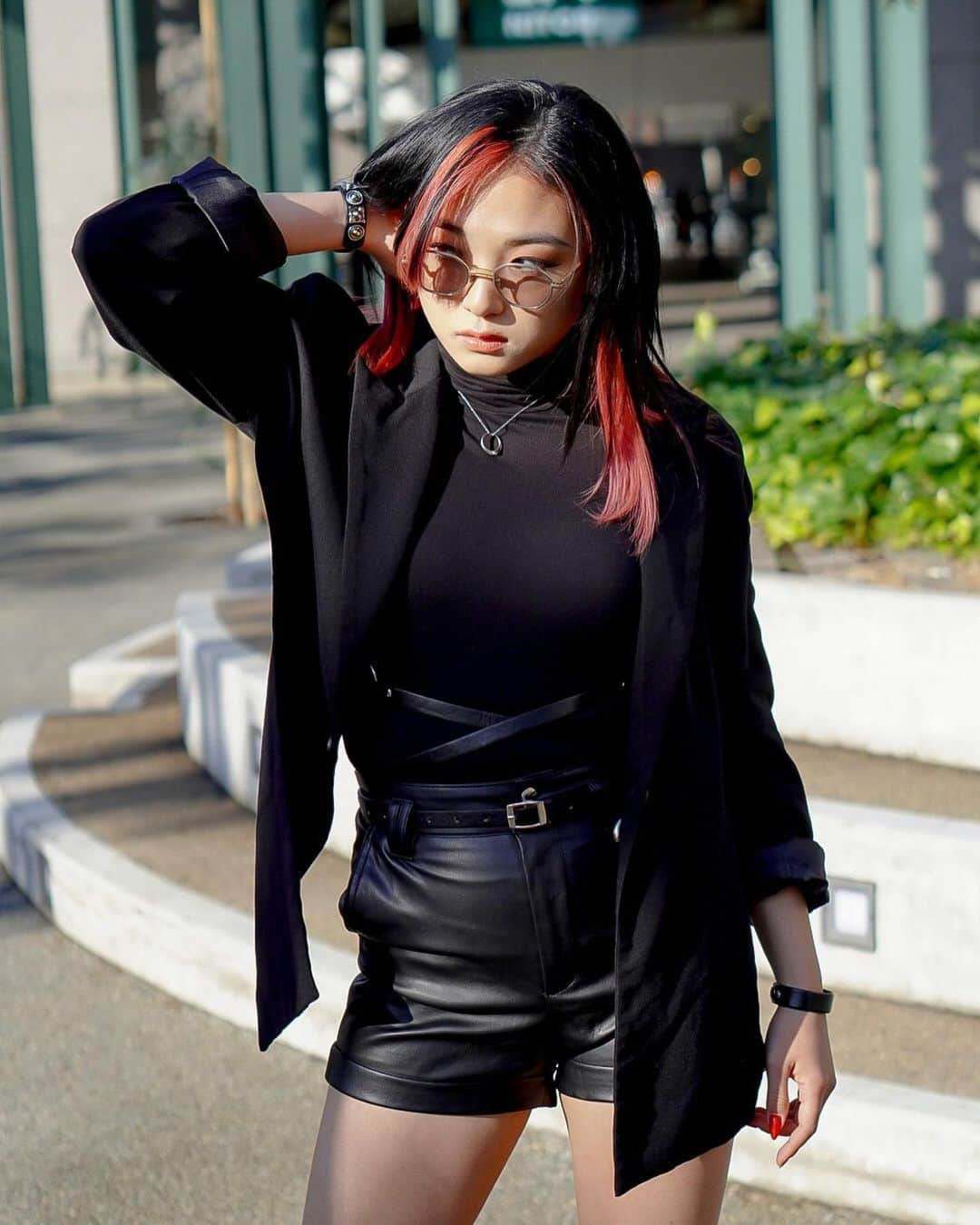 水野絵梨奈さんのインスタグラム写真 - (水野絵梨奈Instagram)「別パターンAll black 🖤Stylingggg✨ Eye wear @kearny_eyewear  Jacket @londa_com  bracelet @togaarchives  Ring @iosselliani  @soierie_official  Accessories @henderscheme  #fashion #style #elinamizuno #水野絵梨奈 #monoliz #benefitonemonoliz」12月9日 22時38分 - elina_mizuno