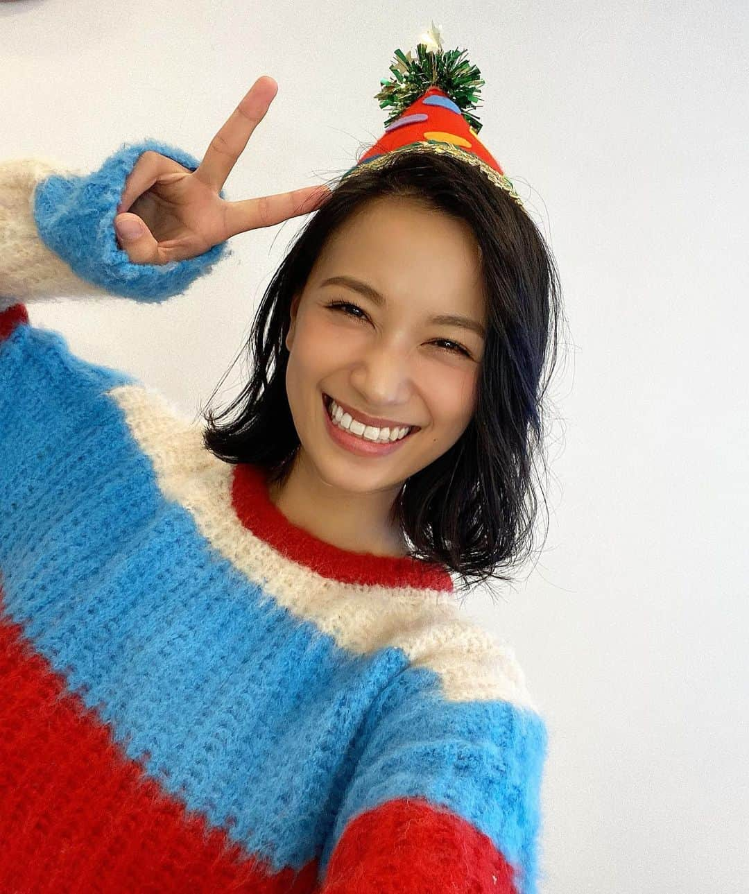 高橋ユウさんのインスタグラム写真 - (高橋ユウInstagram)「メルカリのCMに出演させていただいています🎄🎁 またまた姉 @maryjuntakahashi と伊藤沙莉ちゃんと。 楽しい撮影でした🎅 沙莉とは10代の頃一緒にレッスンしてた。 チェックしてみてね！！！  #メルカリ #cm」12月9日 22時39分 - takahashiyu.official