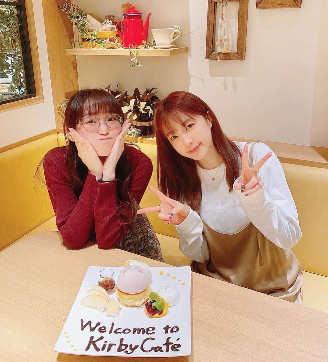 諏訪彩花のインスタグラム：「結構まえに、ゆうちゃんとカービィカフェ行ってきました☺️🍎 店内可愛いし、何よりメニューがすごく抱負でね！ごはんがどれも美味しすぎて、感動でした✨✨これにパスタと飲み物頼んだら案の定お腹はちきれた。笑 しかもね…！！！学生時代の後輩ちゃんがここで働いていて、まさかの再会😍！！！それこそ10年ぶりくらい？！とっても嬉しかったです🌸プレートに素敵なメッセージも書いてくれてありがとう！！！！☺️ #カービィカフェ#ソラマチ #郁原ゆう」
