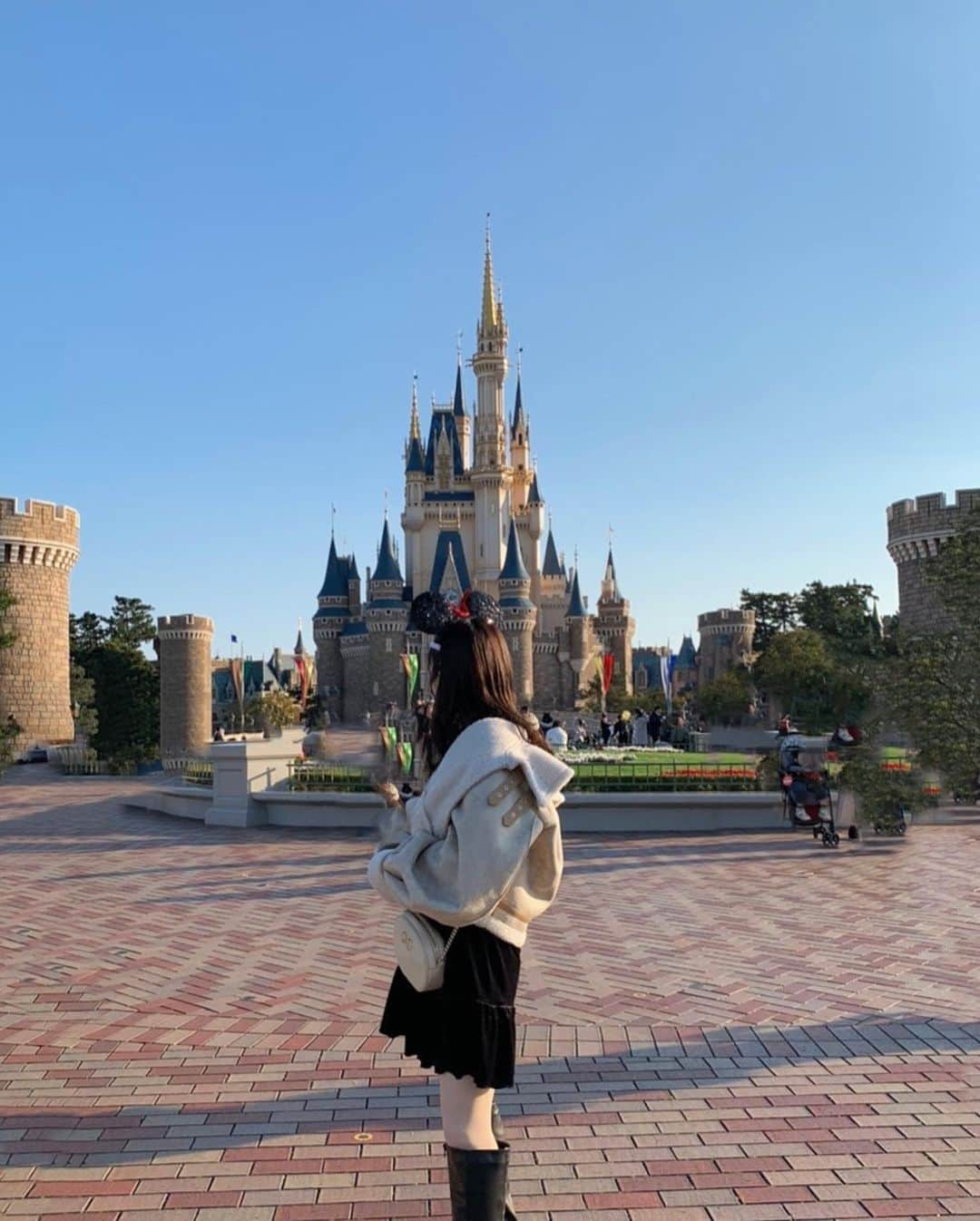 漆島七菜のインスタグラム：「ディズニーランド🧸🎈  #ディズニー #ディズニーランド #ディズニーコーデ #ブラックコーデ #disneyland #오오티디#데일리룩#아웃핏 #데일리코디#데일리패션#옷스타그램#옷#패션#패피#패션스타그램#오늘뭐입지#코디#코디스타그램」