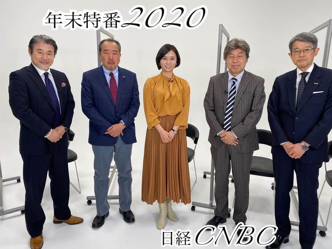 瀧口友里奈のインスタグラム：「・ 年末特番の収録でした〜‼️ ・ 毎日のレギュラーの放送では、コロナ禍でゲストの皆さんにリモート出演していただいていますので、久々の全員集合でした🎥 ・ 早朝から日銀の前でのロケに始まり、スタジオ収録へ👏🏻 ・ 誰もが予想のつかなかった、今年一年の相場の振り返りと、来年の展望についてお話をうかがっています。 ・ ・ 毎年この時期の特番収録でやっと年末の実感が出てきます✨残りの2020年も、一日一日を大切に楽しみたいものです☺️ ・ ・ #年末特番 #特番 #2020  #特番ロケ #ロケ #日銀 #日銀本店 #師走 #経済番組 #為替 #為替取引 #株式投資 #相場 #相場展望 #日経 #日経新聞 #日経cnbc #アナウンサーコーデ #アナウンサー衣装 #上品コーデ #きれいめコーデ #きれいめカジュアル #冬コーデ #冬コーディネート #アナウンサー #キャスター#経済キャスター #セントフォース #瀧口友里奈」