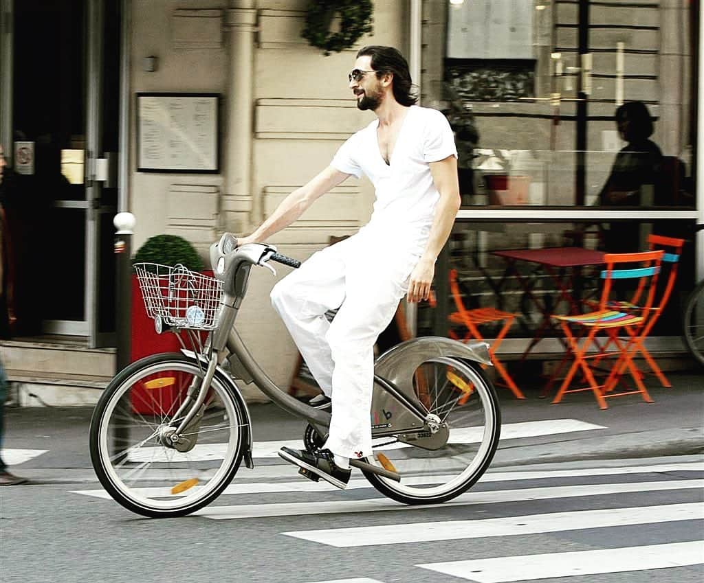 のインスタグラム：「🤍I miss #riding in #paris #whiteonwhite」