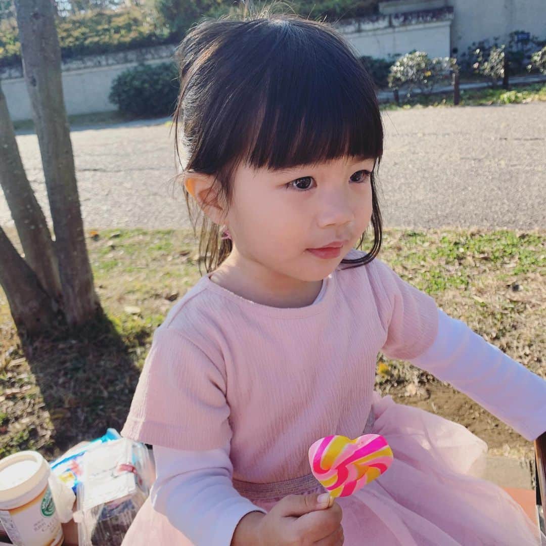 小松美緒のインスタグラム：「ハートのペロペロキャンディ🍭　  大好きな♡とカラフルの組み合わせ、　　 これとない幸せ度💘　  フリフリワンピースが着たくて重ね着です。　 早く、冬のふりふり👗たくさん買ってあげないと、、、。笑」