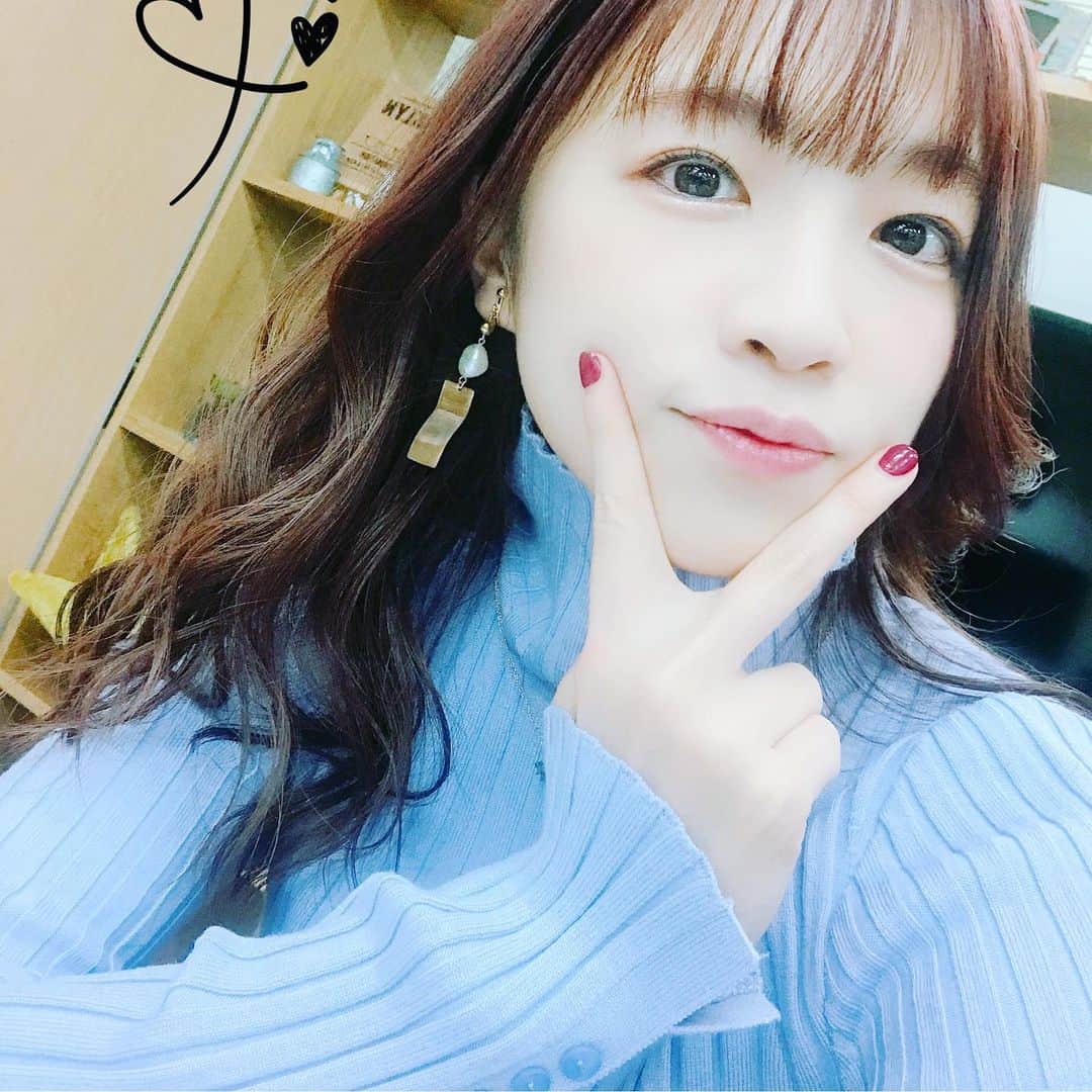 諏訪彩花のインスタグラム：「生放送の時に巻いて貰ったら、ちょっとギャルみがでた。笑笑！ から、裏ピースして撮ってしまいました笑🙇‍♀️ ていうか、２枚めのニキビパッチ。」