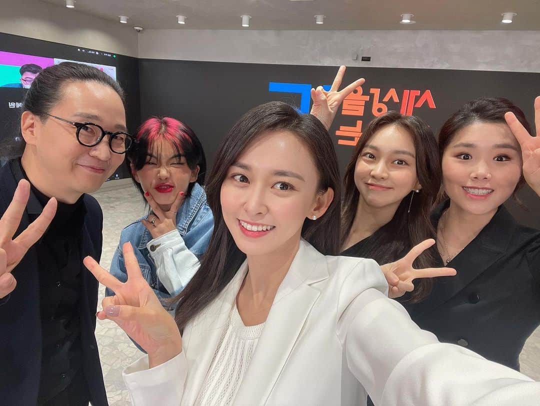 ホ・ヨンジュ のインスタグラム：「#세바시 @sebasi15 같은날 강연하는 인연은 엄청난 인연이라고 해요☺️ 바이브컴퍼니(구 다음소프트)송길영 부사장님, 아이키님, 윤주님과 함께해서 너무나 영광이었습니다! 오늘 저희가 촬영한 영상은 2021 1월 초에 업로드 예정입니다❤ . . #세상을바꾸는시간15분 #송길영#아이키#듀자매#김윤주#강연#연사#스피커」