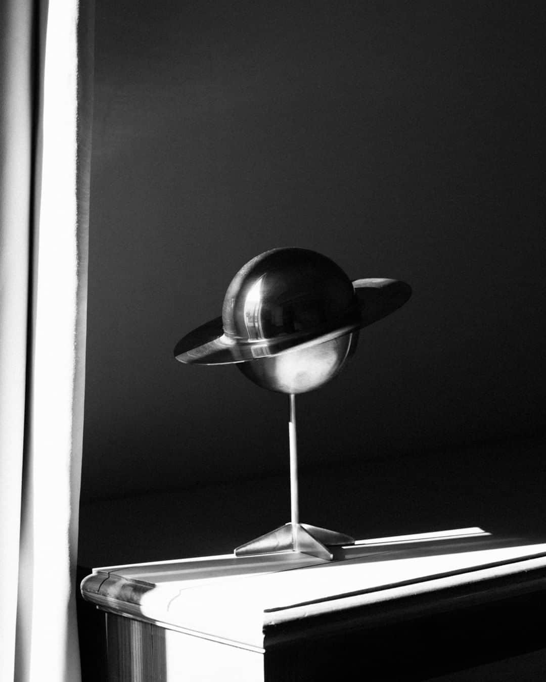 ミラショーンのインスタグラム：「Still life. The globe ⠀ ⠀ ⠀ #milaschon #geometricdetails #globe #bnwphoto #lightsandshadows #blackandwhitephotography」
