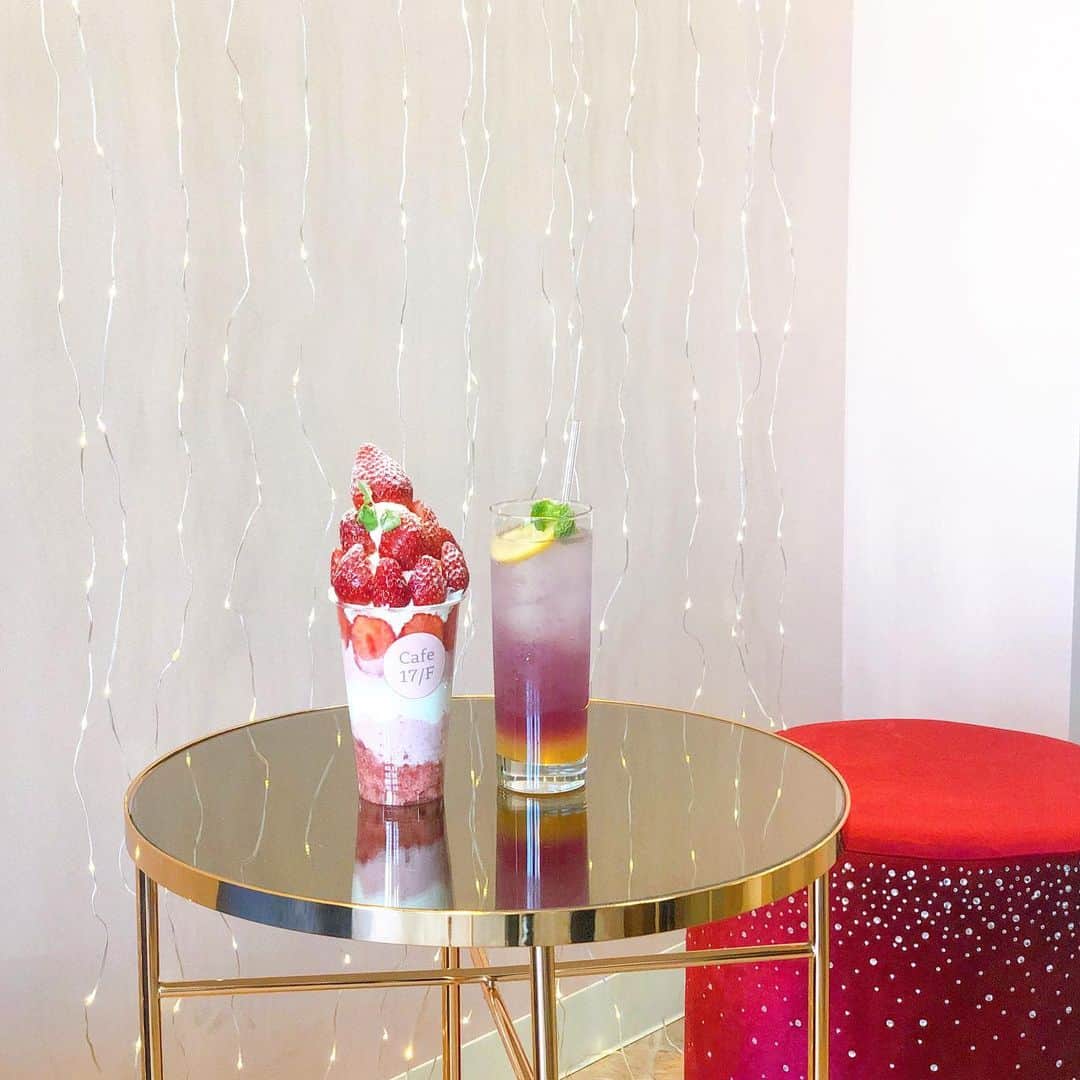 菊池かなこのインスタグラム：「. 苺の季節到来🍓 苺メニューたくさんの早稲田のカフェ @cafe17f 店内インテリアも壁紙も可愛すぎました😍 苺のBONBONとバタフライピー 大きいけどあっさりしていて一人でも完食🙆‍♀️ . . ୨୧┈┈┈┈┈┈┈┈┈┈┈┈┈┈┈┈┈୨୧ @cafe17f #cafe17f #早稲田スイーツ #早稲田カフェ #いちごスイーツ #インスタ映えスイーツ #インスタ映え #pr #バタフライピー #lineconomi#東京カレンダー#東カレ倶楽部 #インスタグルメアワード2020#かなーなグルメ #食べログ#東京グルメ#フードグラマー #デリスタグラマー#東京カフェ巡り#おしゃれカフェ #東京グルメ#東京カフェ#東京カフェ部」