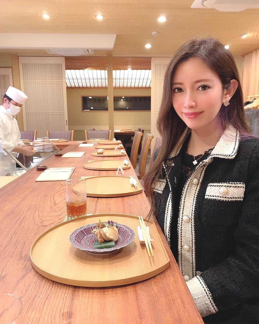 のインスタグラム：「大阪に帰って、 天ぷら屋さんに行って来たよ✨  最初だからこんな写真撮れたけど、 人気店だからすぐに満席になったの！笑  品数も多いし、一品一品が繊細でどれも美味しい🥰  私、こうゆう天ぷら屋さん意外と初めてで、 たくさん旬の食材を食べれて幸せでした💕  #大阪グルメ#天ぷら#ディナー」
