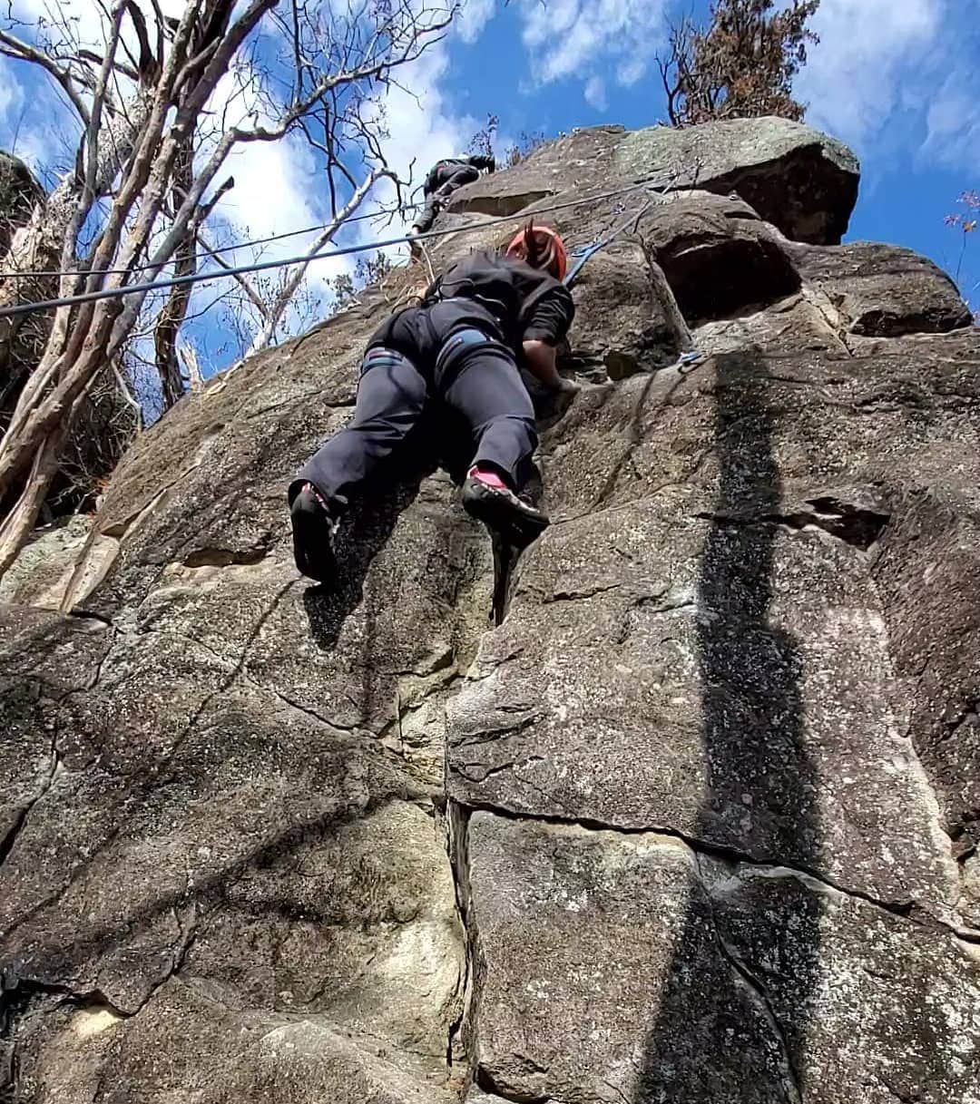 神長汐音のインスタグラム：「初ロッククライミング。 少し前のオフに行ってきました。 難しいけど楽しかったです。 登頂まで20分くらいかかりました。 安全は確保されているので安心してください。 #ロッククライミング #兜山」