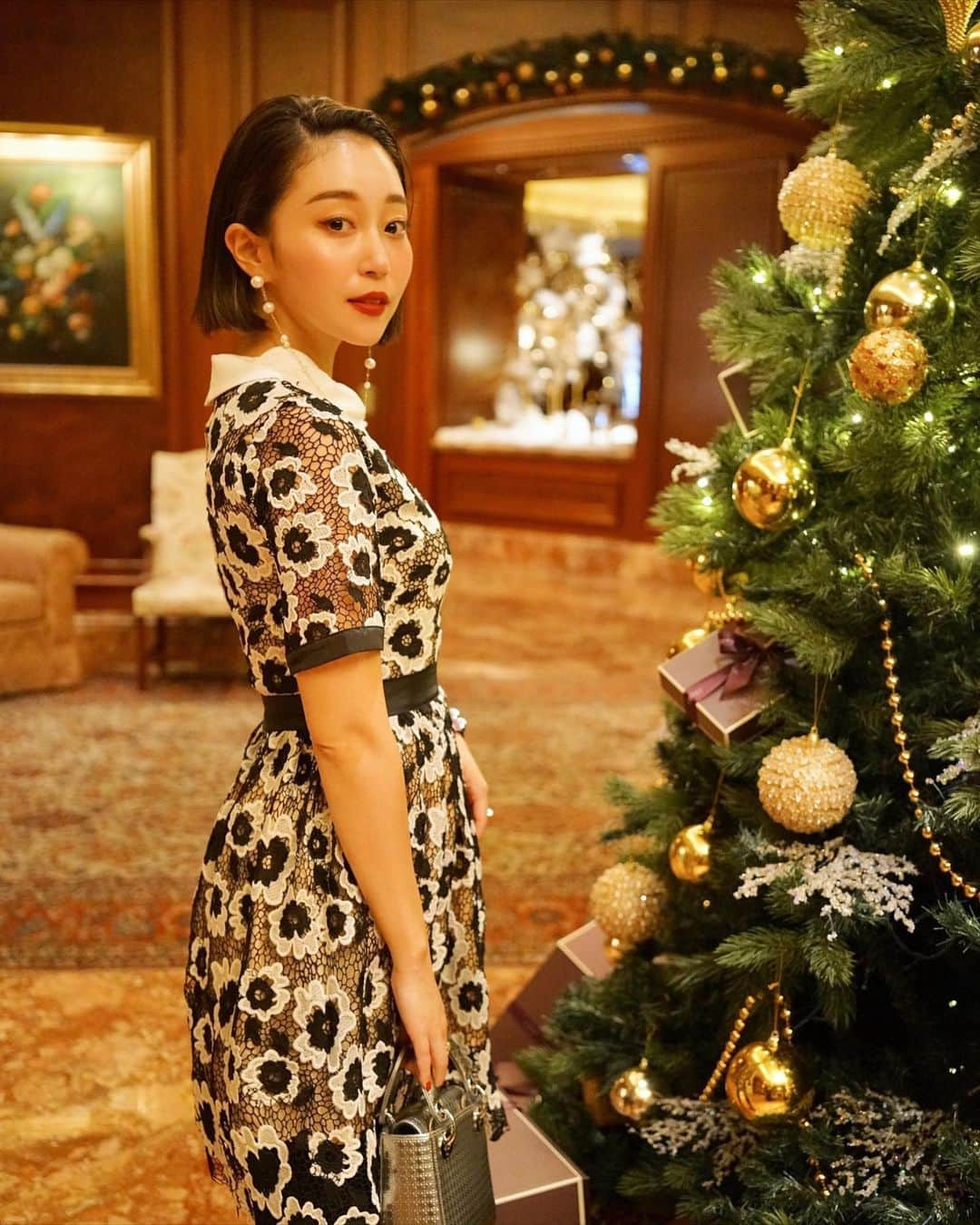 梅谷安里さんのインスタグラム写真 - (梅谷安里Instagram)「X'mas mooooood.🎄 リッツのツリー見るのが毎年楽しみ🌹 ワンピース着てお出かけするだけで 気分上がるね♡♡♡ #xmas#Christmas#🎄 #ritzcarlton#hotel#ootd #outfit#dress#コーディネート #ホテル#クリスマス #クリスマスツリー」12月9日 23時03分 - anriworld