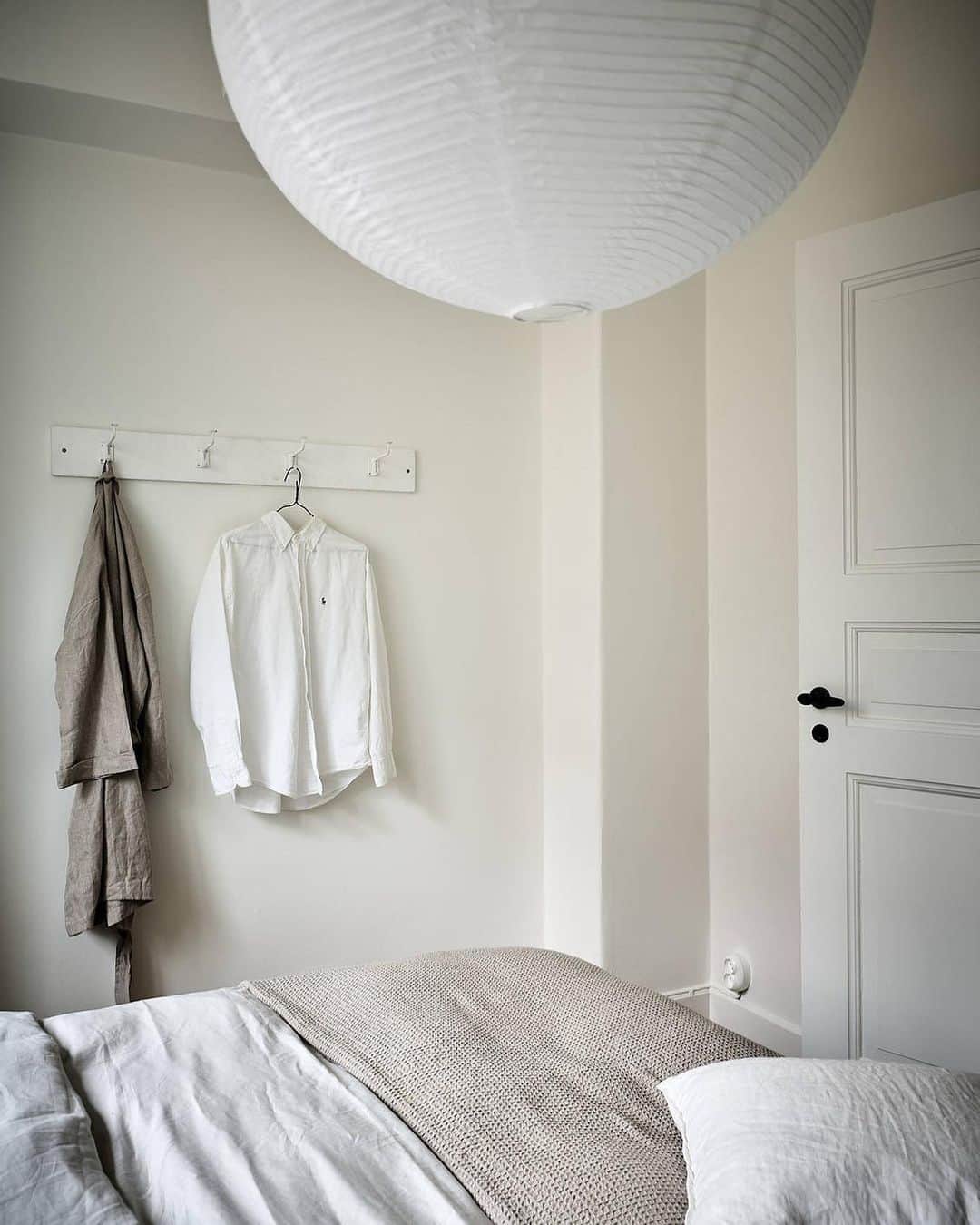 Frida Ramstedtのインスタグラム：「Shades of cream and green. Love the dark floor in the hallway.  For sale: Karlfeldtsgatan 10 Via: @stadshem  Styling: @greydecointeriors  Photo: @fotografjonasberg  Real estate agent: Pierre Fritz」