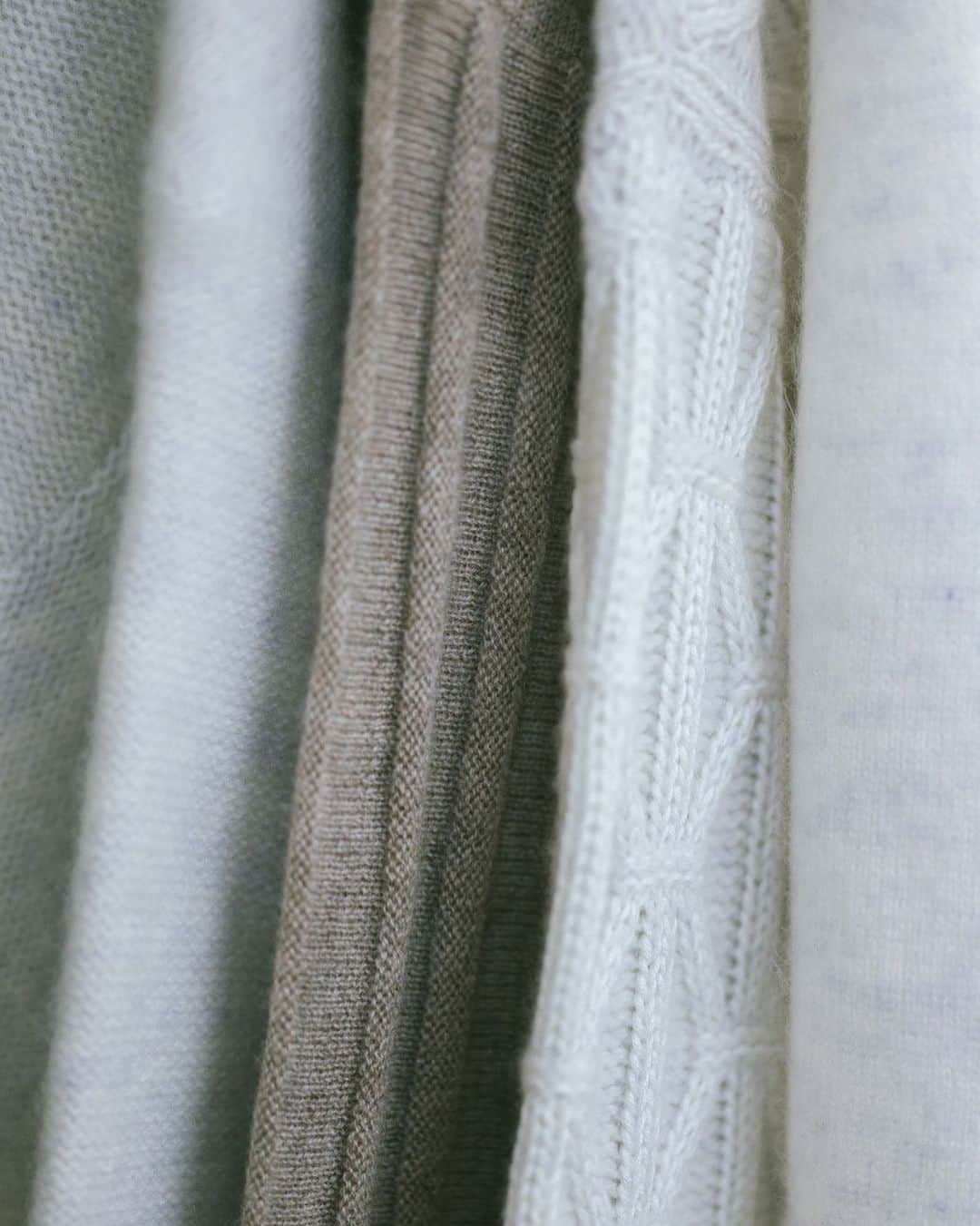 のインスタグラム：「The epitome of chic coziness, cashmere.」