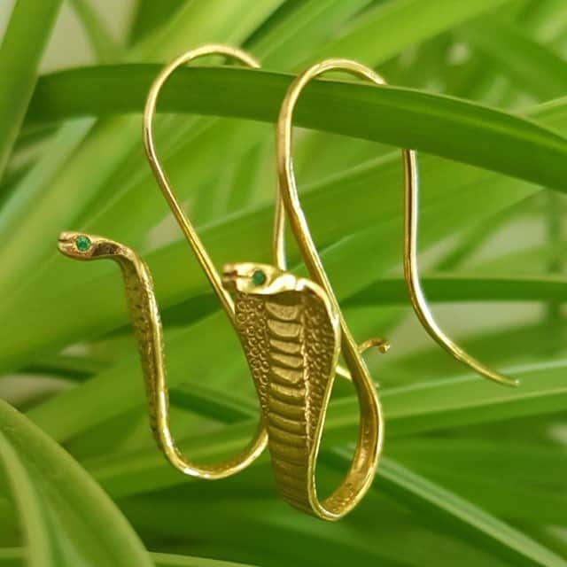 ジェイドジャガーのインスタグラム：「Back in stock beautiful snake earrings in 18k yellow gold.⠀⠀⠀⠀⠀⠀⠀⠀⠀ ⠀⠀⠀⠀⠀⠀⠀⠀⠀ See our website jadejagger.co.uk for lots of lovely pieces in stock now」