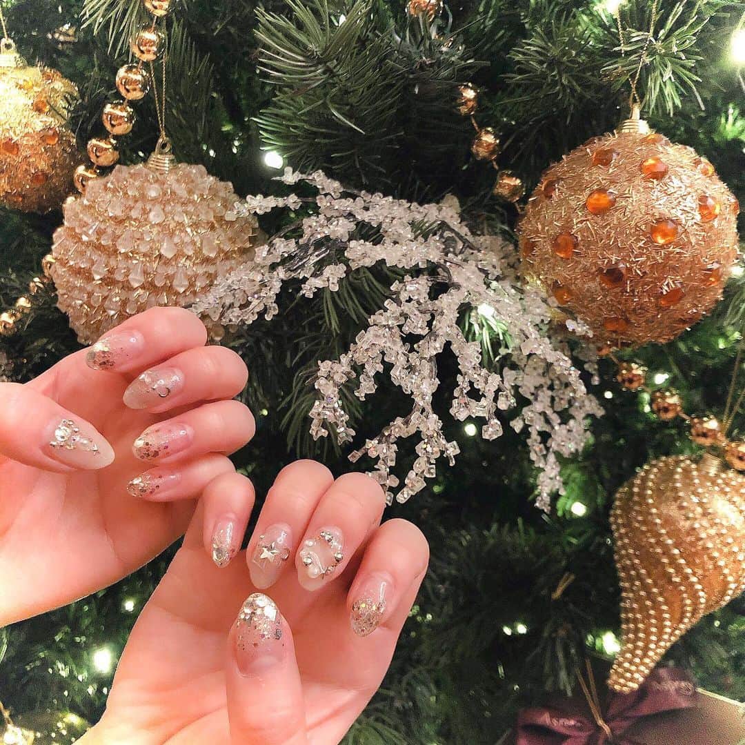 藤川沙弥のインスタグラム：「𝐶ℎ𝑟𝑖𝑠𝑡𝑚𝑎𝑠 𝑁𝑎𝑖𝑙 🎄💅🏻  オーナメント🌟やリース キラキラの🎄を入れてもらって🤍 久しぶりにぶりぶりっと。 Christmas気分味わってます😚💋 @harupy_nail  可愛いnailありがとう☃️🤍 来月には新店openするみたい🥰🎉 DMからも予約できるのでオススメ📮💌」