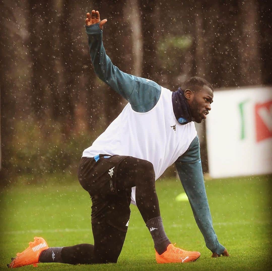 のインスタグラム：「💪🏿 #KK  ⚽️ #NapoliRealSociedad #UEL  💙 #ForzaNapoliSempre 💪🏿 #NoToRacism」