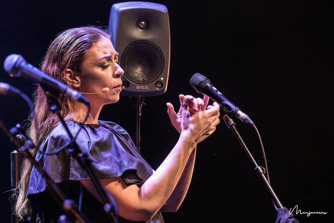 DeFlamenco.comのインスタグラム：「Sandra Carrasco presentó "El belingonero flamenco" en la Sala Negra de los @teatroscanal en la XV edición de Suma Flamenca 2020.   Crónica de @gomezgufi "Sandra Carrasco “Abrir el melón o volverte calabaza” en la portada de nuestra web deflamenco.com   https://www.deflamenco.com/revista/resenas-actuaciones/sandra-carrasco-abrir-el-melon-o-volverte-calabaza.html  @sandracarrascomusic con @franciscocruzmonto @anabel.moreno.gr y @flecos_tamargonzalez   #flamenco #deflamenco #SumaFlamenca #madridflamenco #flamencomadrid 📷 @manjavacas.flamenco」
