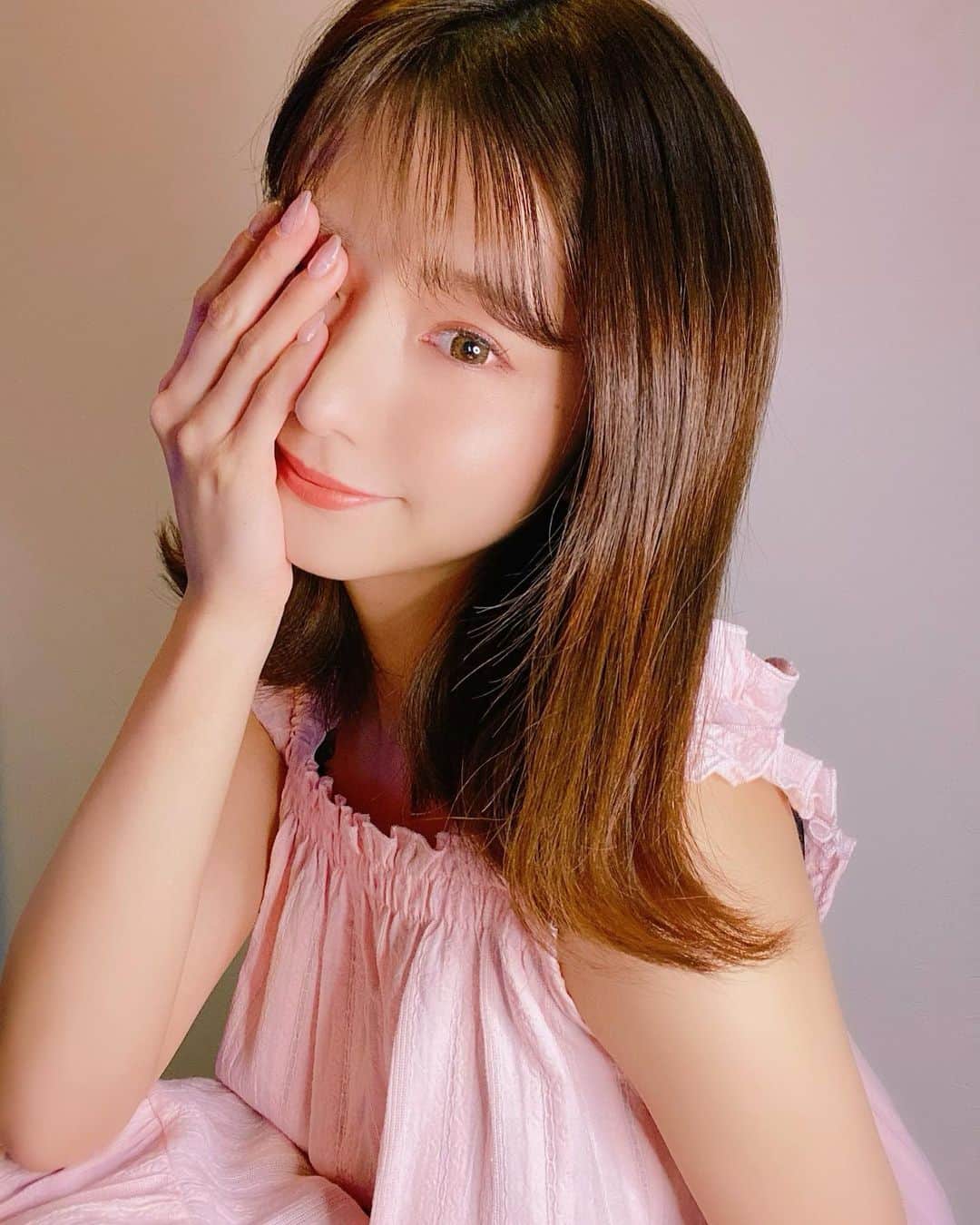 谷川愛梨のインスタグラム：「: 髪色抜けて明るくなってきた⭐️ 久しぶりの明るい髪どうかにゃ🐱 明髪に合わせて classbrownつけてみたよっ👀🤍 #lanicon #ラニコン #カラコン」